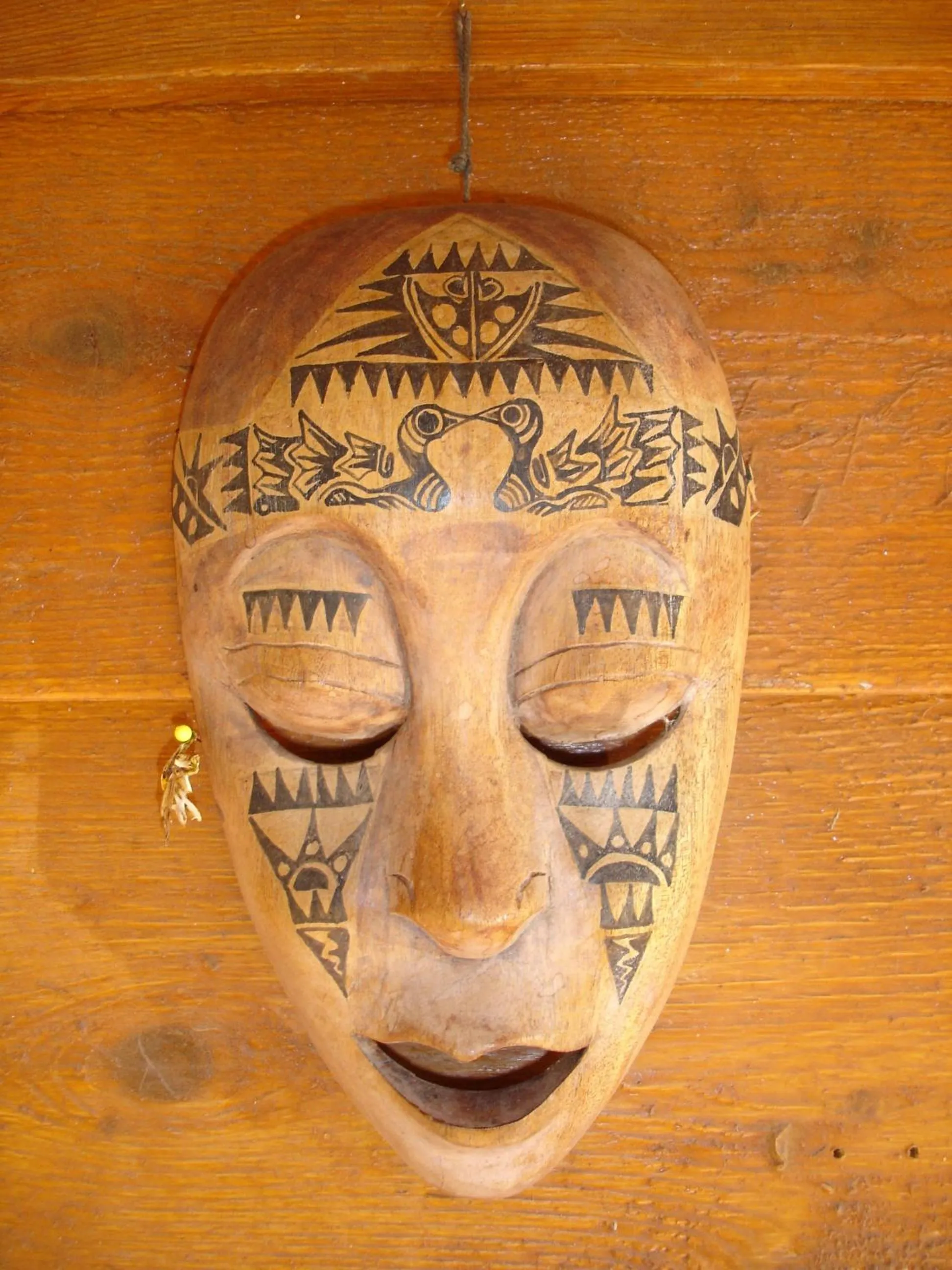 Decorative detail in Blue Cliffs Retreat