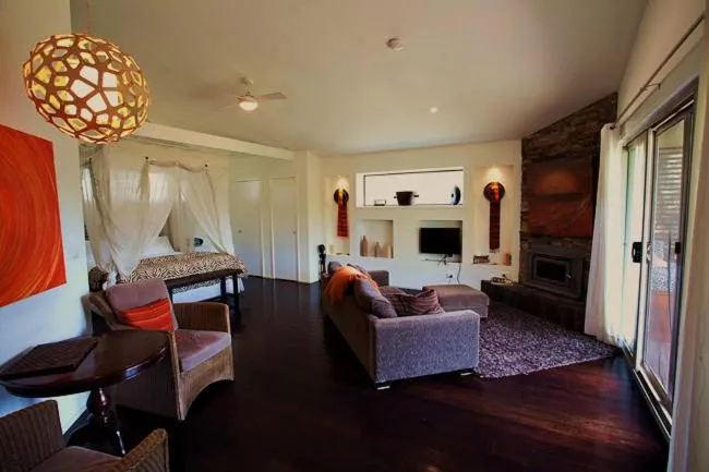 Seating area, Bed in Blue Cliffs Retreat