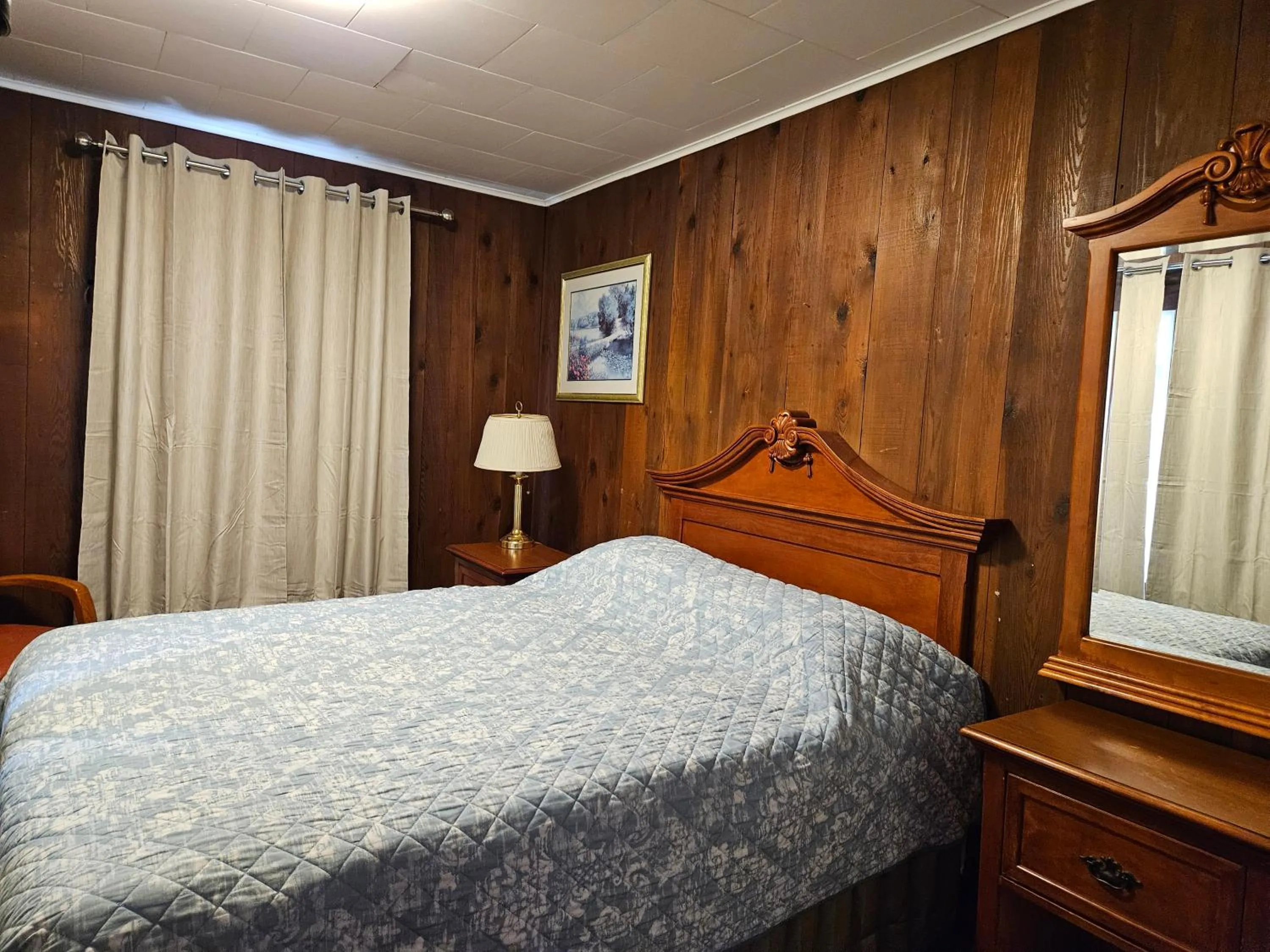 Bed in Swiss Chalets Motel