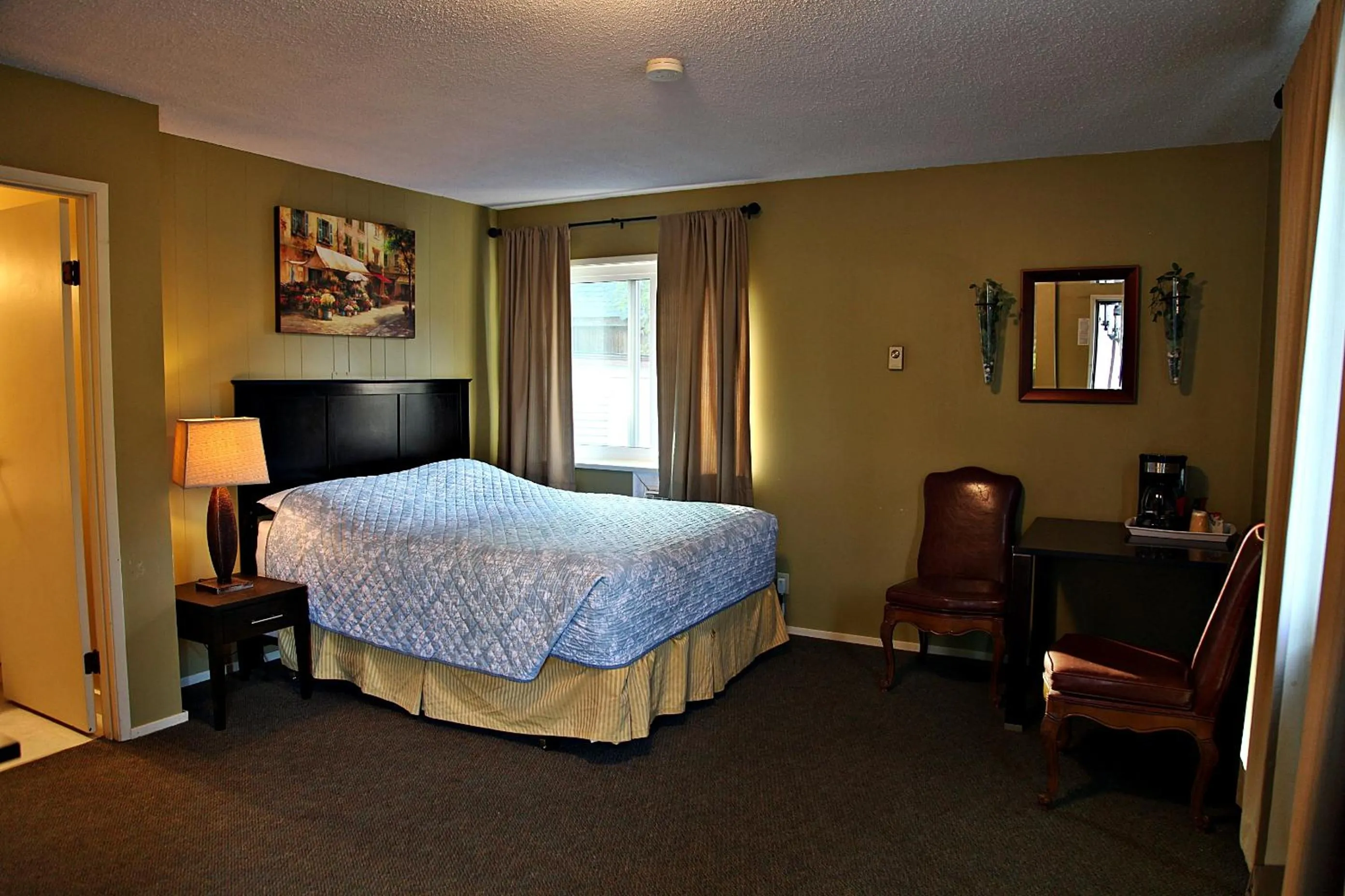 Bed in Swiss Chalets Motel