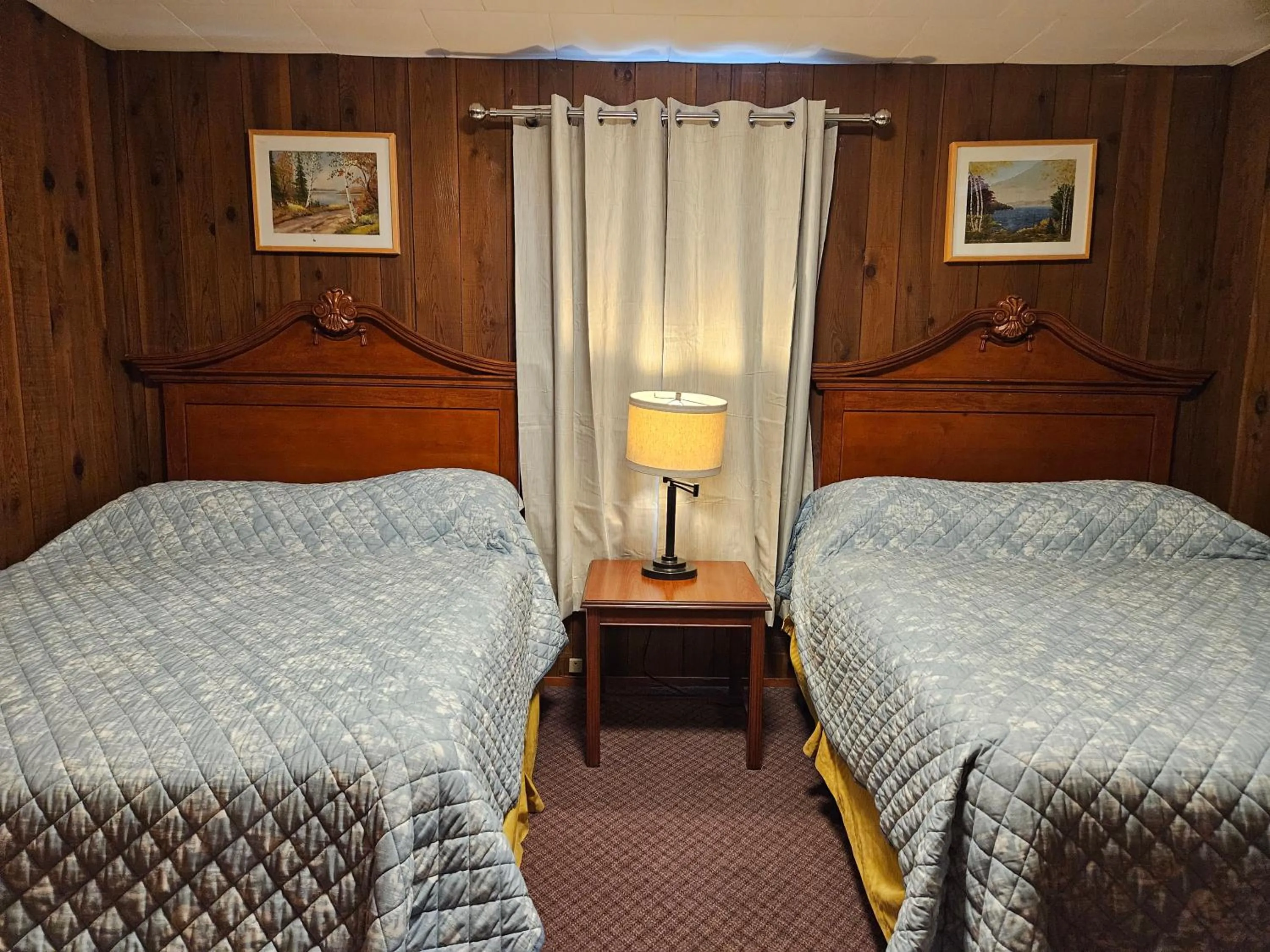 Bed in Swiss Chalets Motel