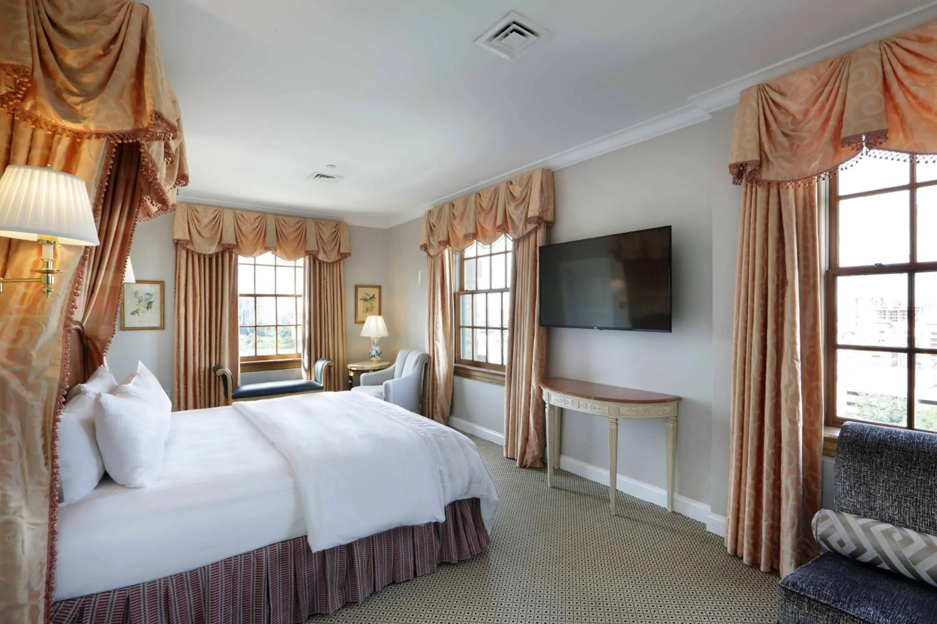 Photo of the whole room, Bed in Le Meridien Dallas, The Stoneleigh