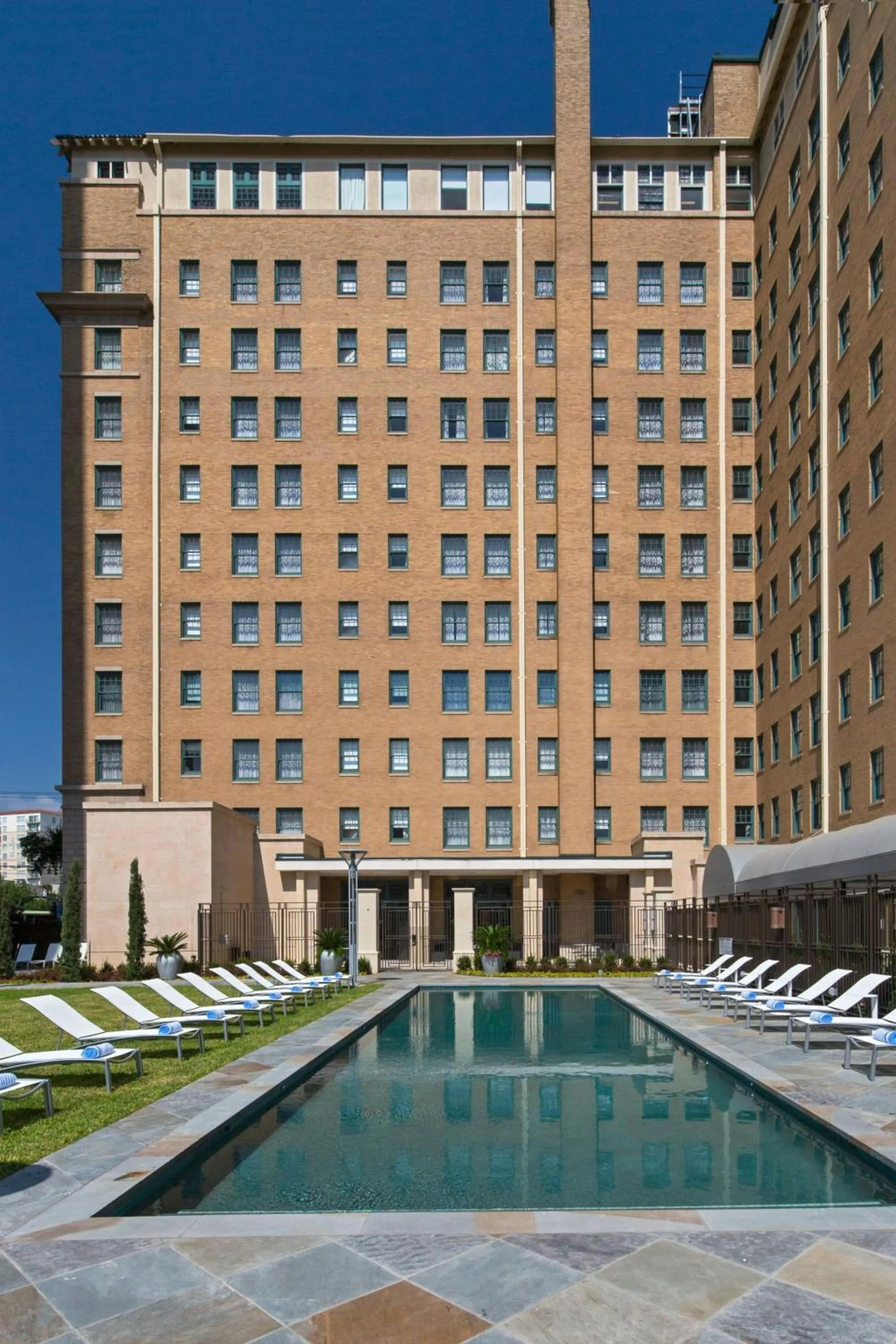 Swimming pool in Le Meridien Dallas, The Stoneleigh