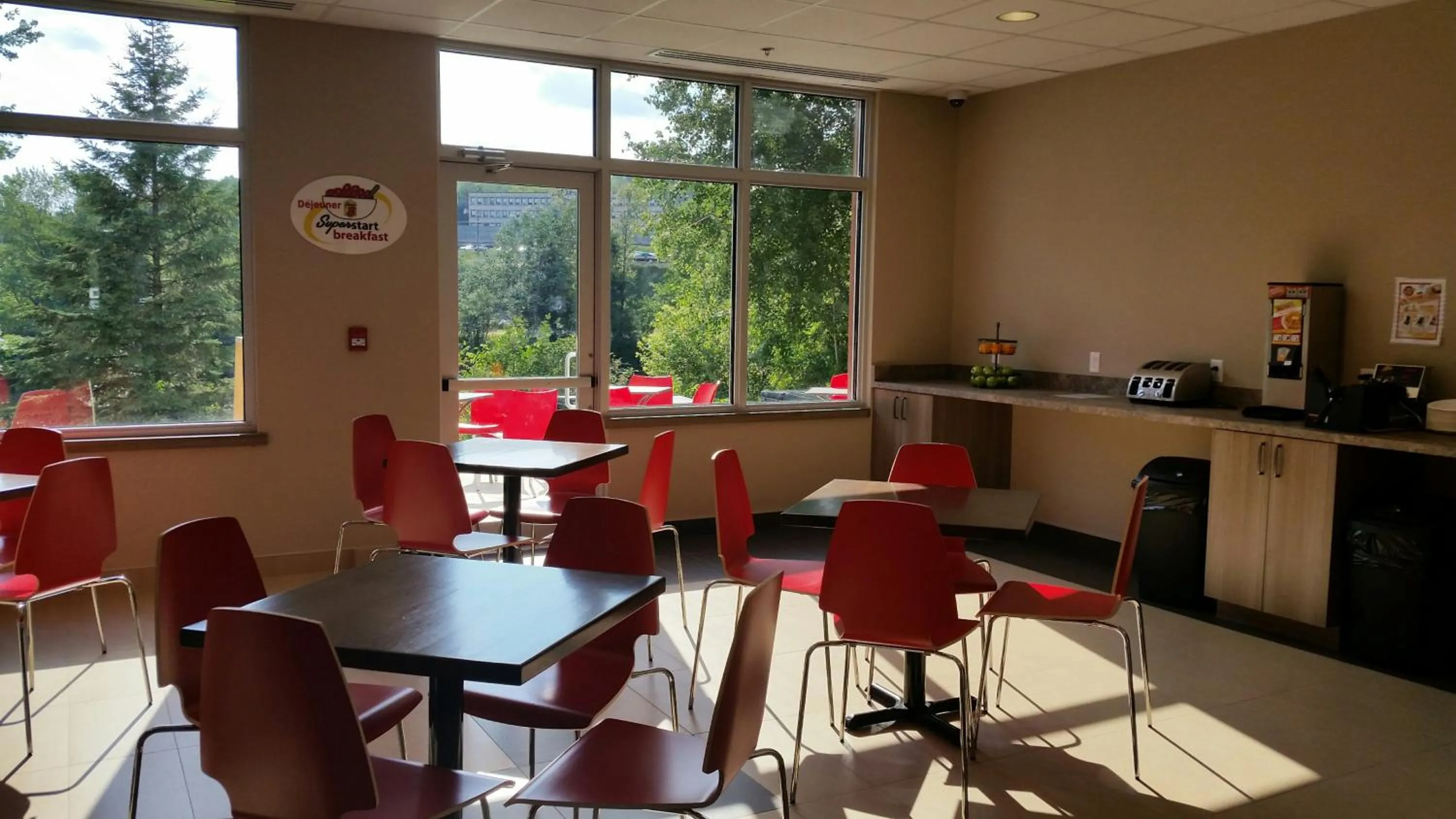 Restaurant/places to eat in Super 8 by Wyndham Mont Laurier