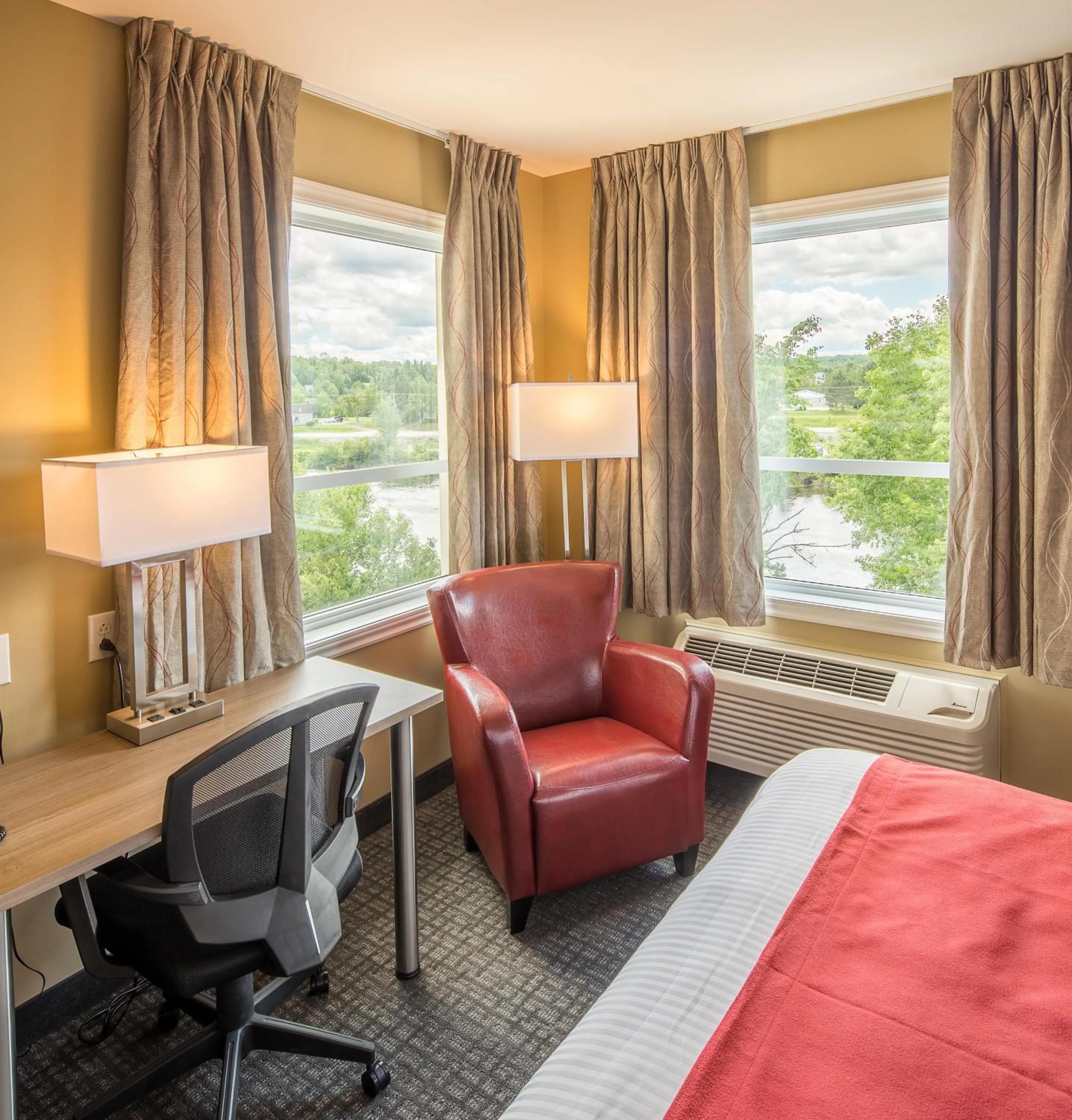 Seating area, Bed in Super 8 by Wyndham Mont Laurier