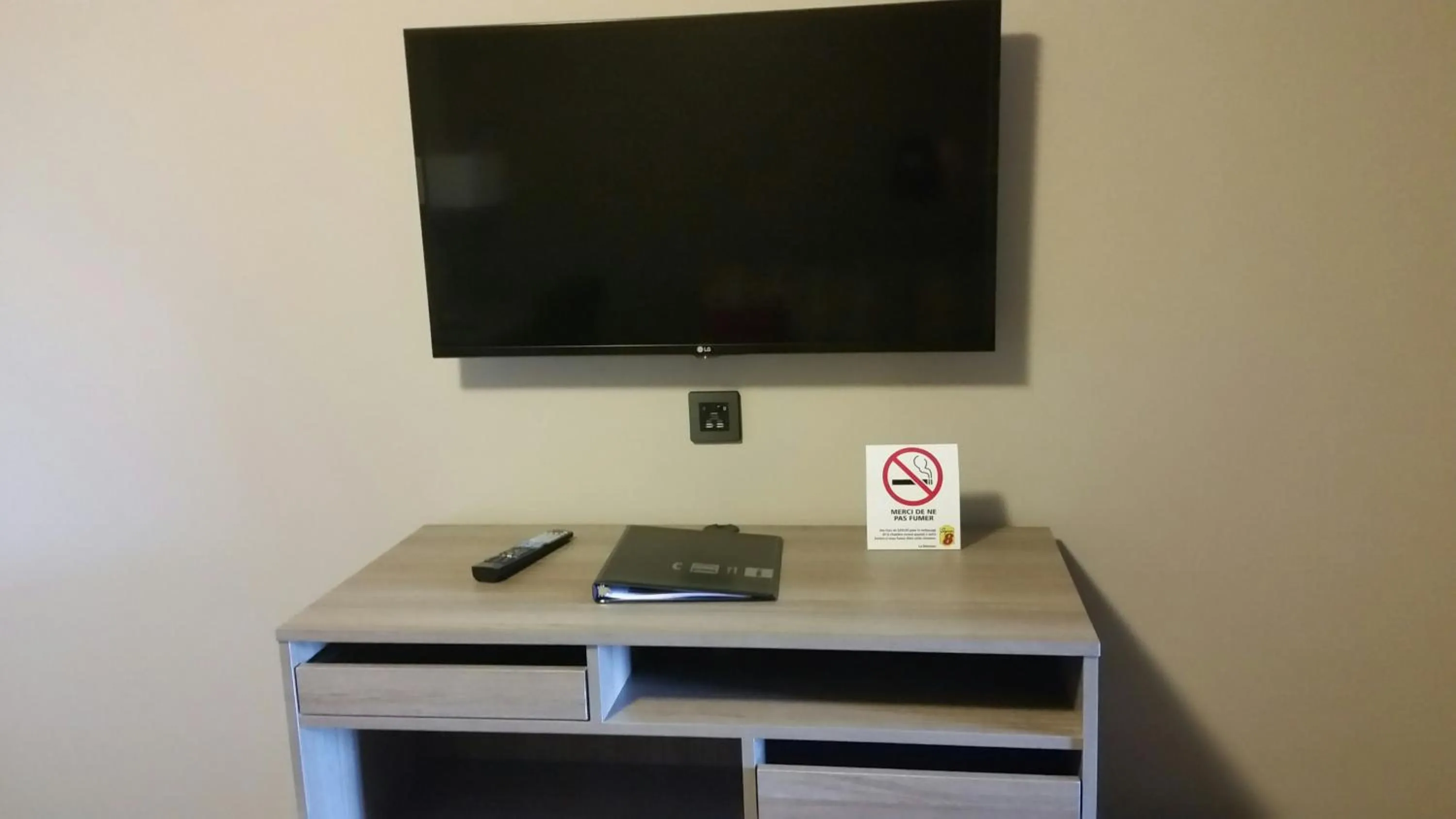TV and multimedia in Super 8 by Wyndham Mont Laurier