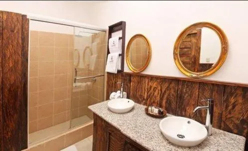 Shower in Hacienda Hostería Dos Chorreras