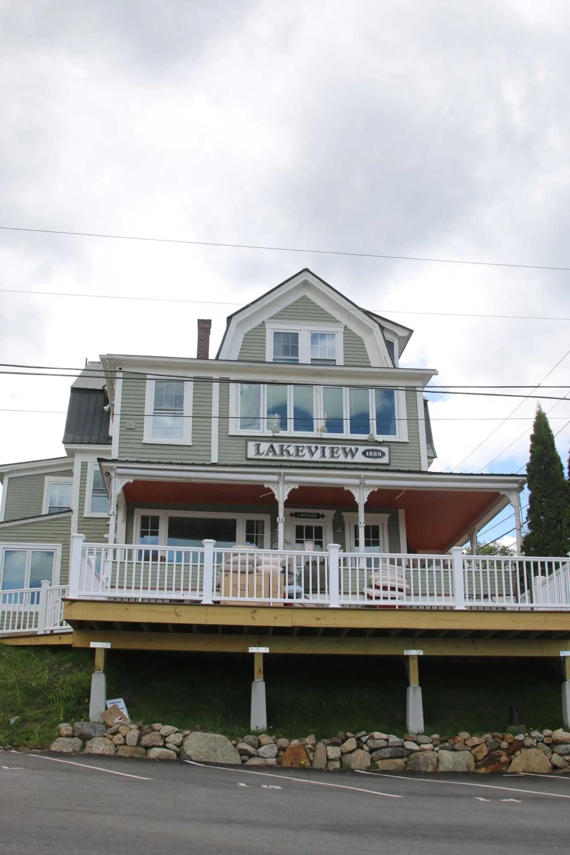 The Lakeview Inn & Cottages