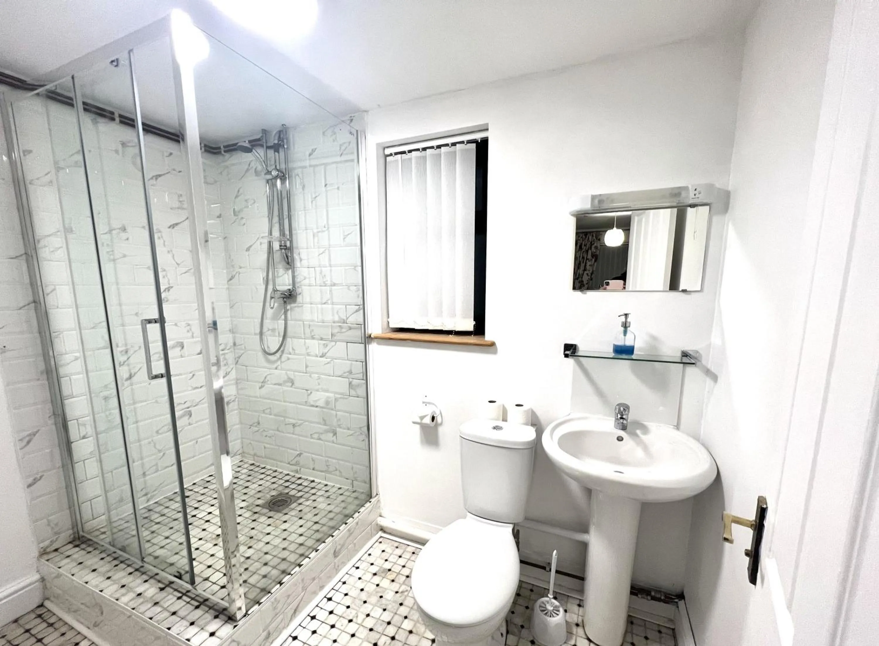 Shower in Melin Tregib