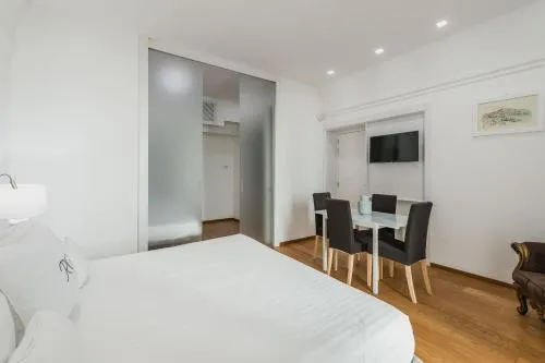 RG7 Apartments