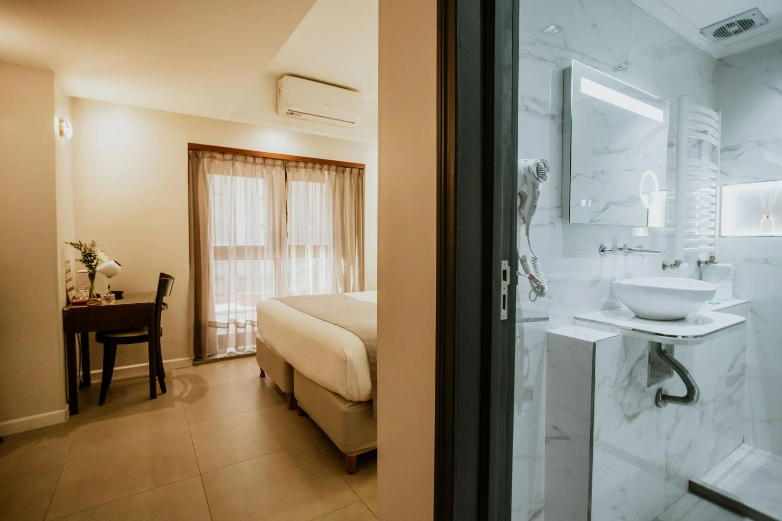 Shower, Bed in Hotel Club del Golf