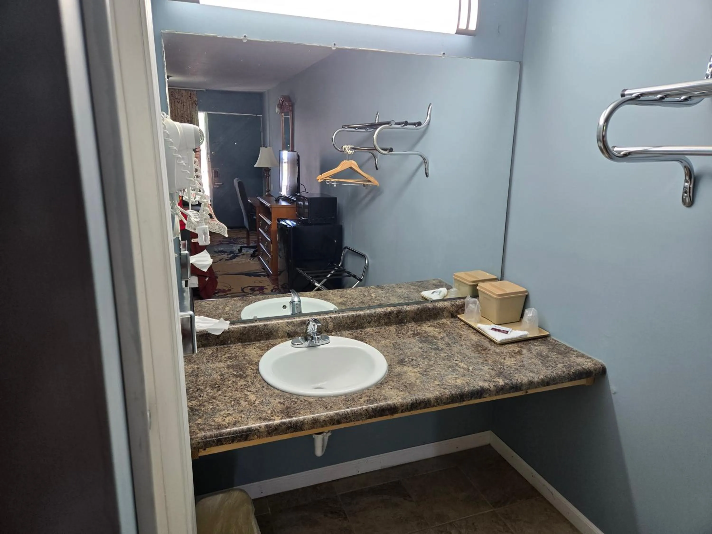 Bathroom in Plaza Inn Springfield