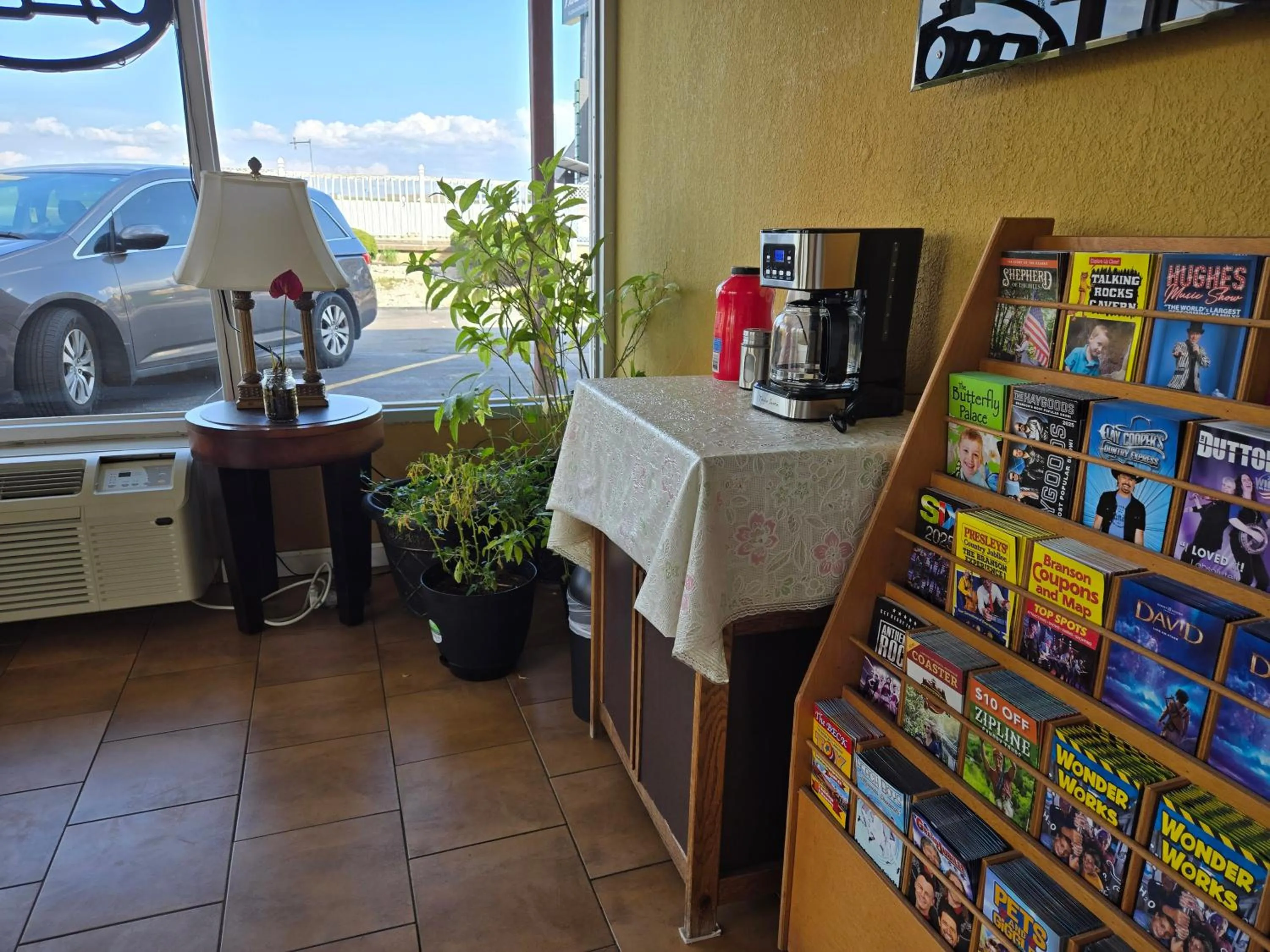 Coffee/tea facilities in Plaza Inn Springfield