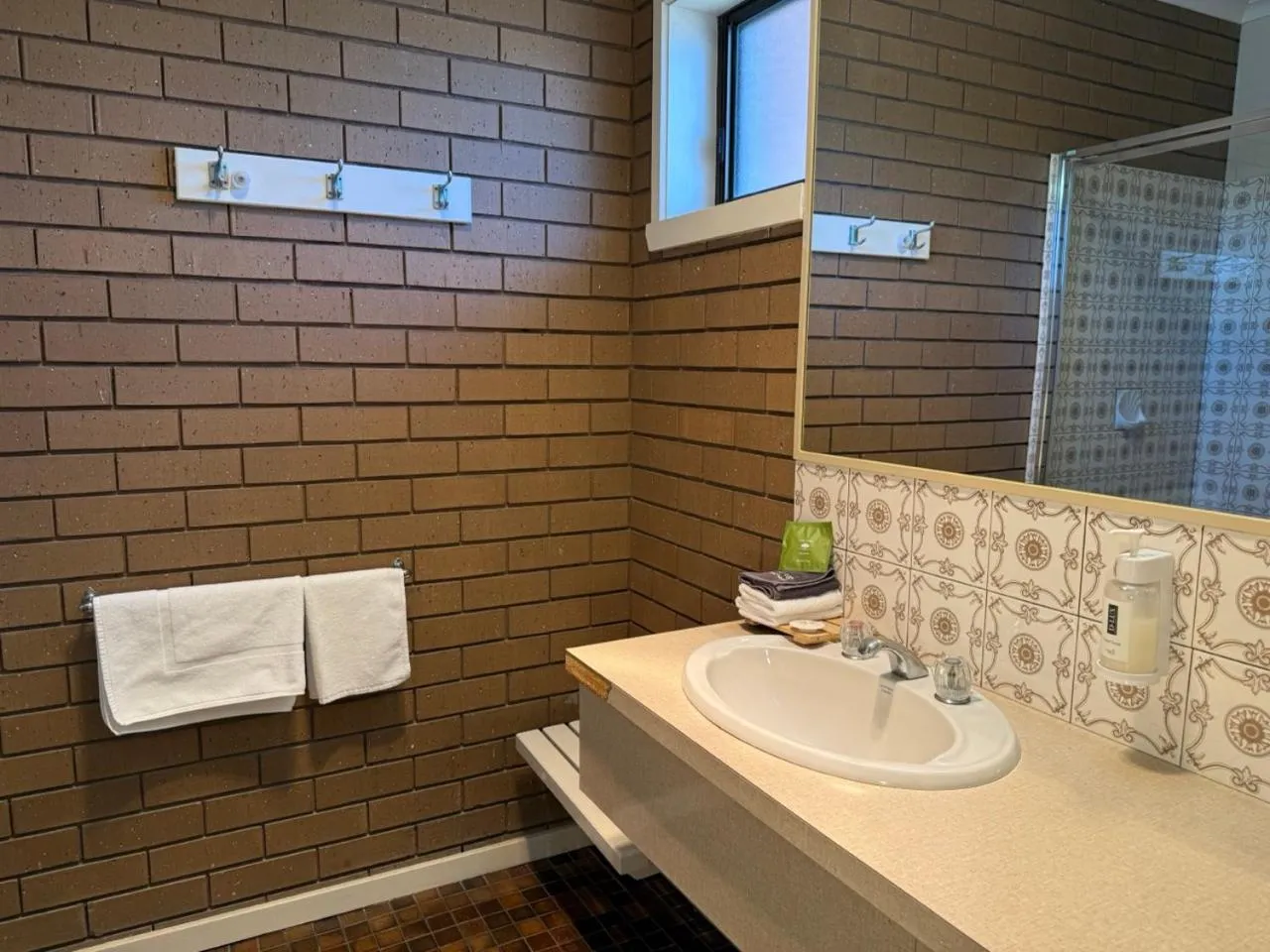 Bathroom in Parkview Motor Inn and Apartments