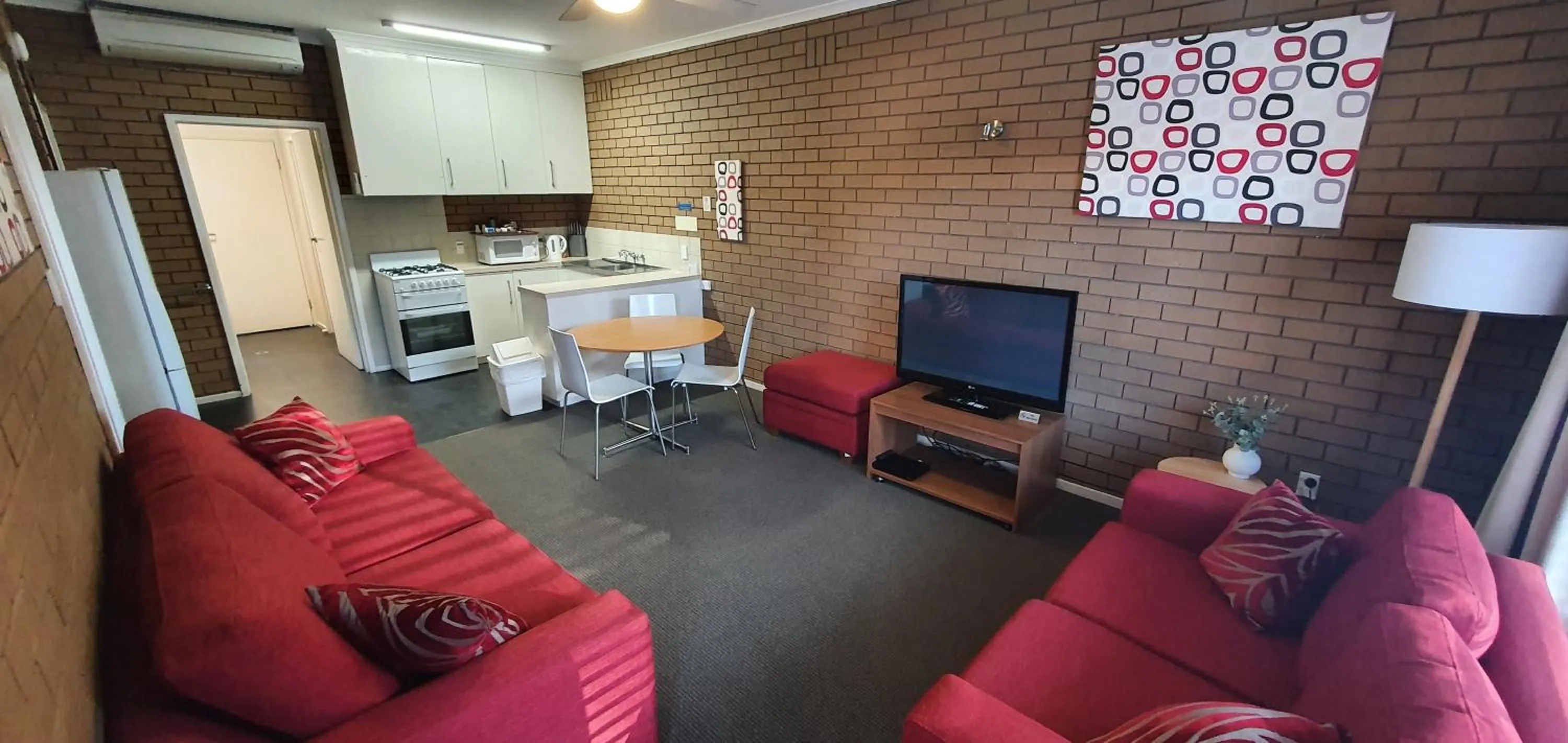 TV and multimedia in Parkview Motor Inn and Apartments