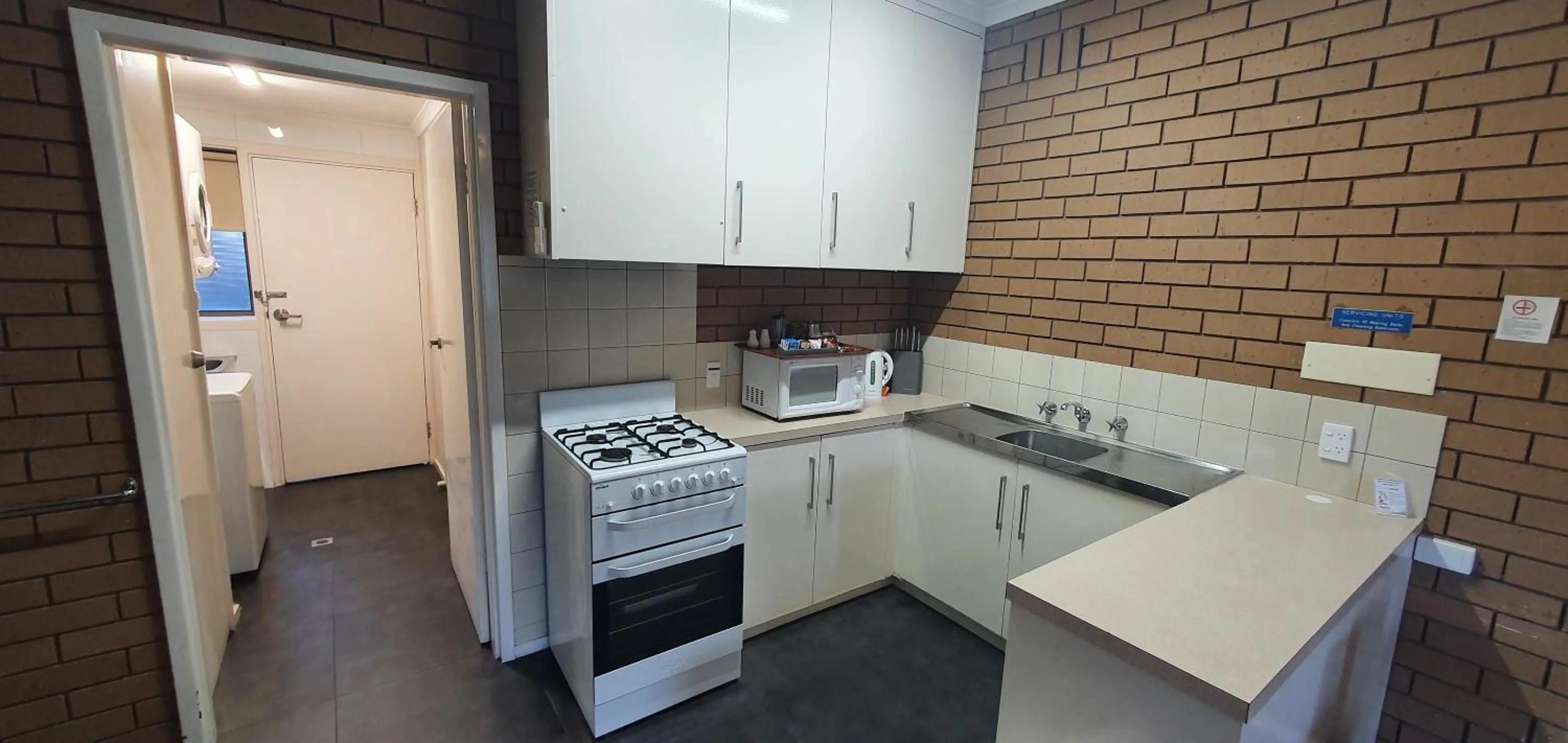 Kitchen or kitchenette in Parkview Motor Inn and Apartments