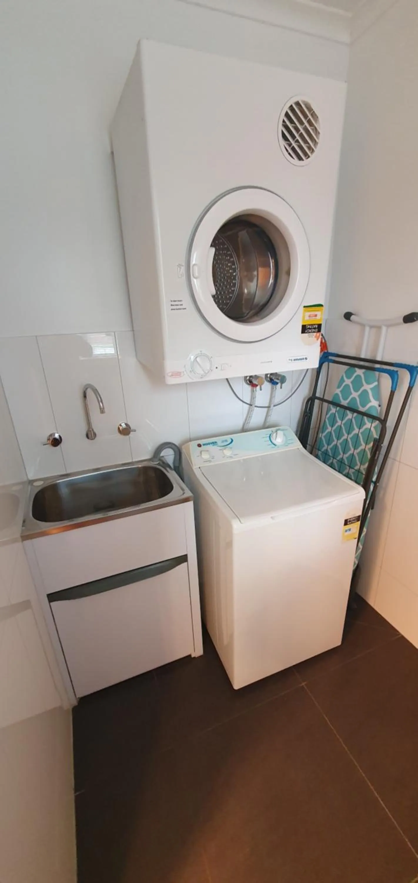 washing machine in Parkview Motor Inn and Apartments