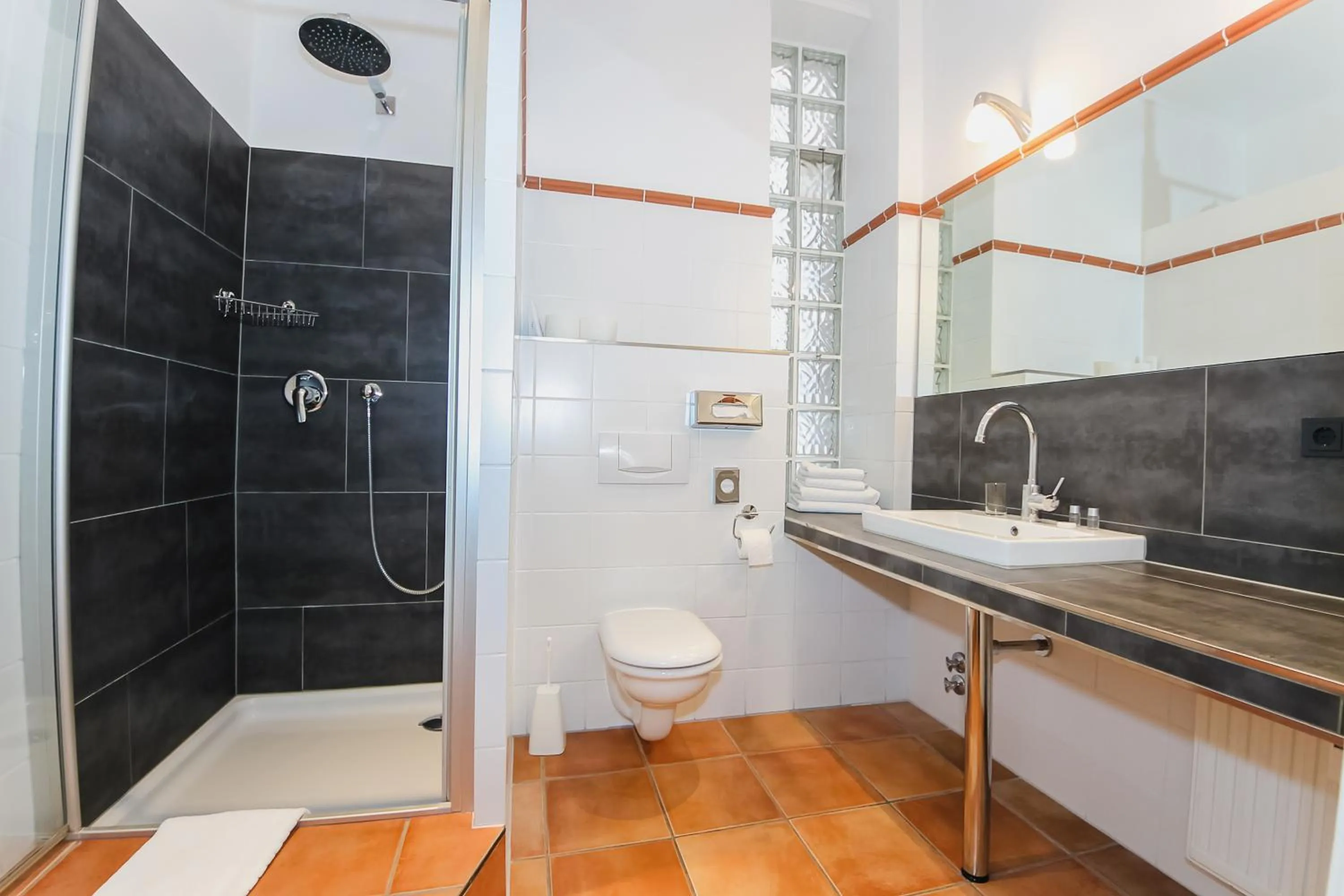 Shower in Aparthotel York