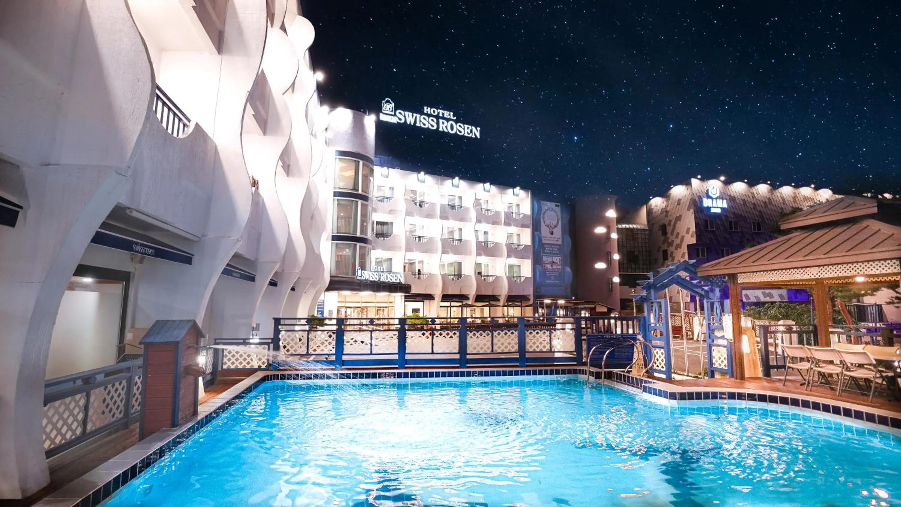 Swimming pool in Benikea Swiss Rosen Hotel