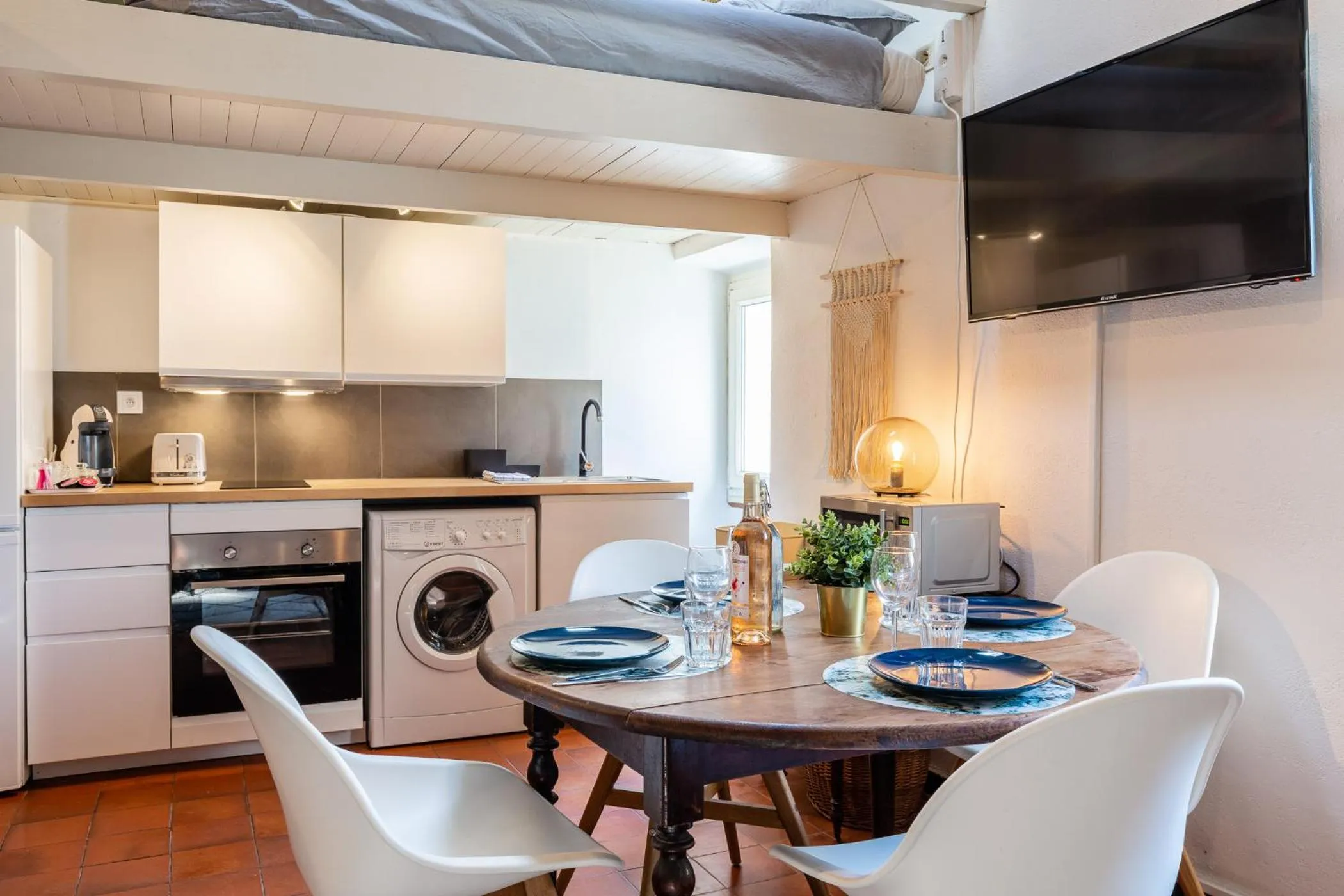 TV and multimedia in LE PANIER ENCHANTÉ - Suites & Loft - Terrasse et patio au dessus du Vieux Port