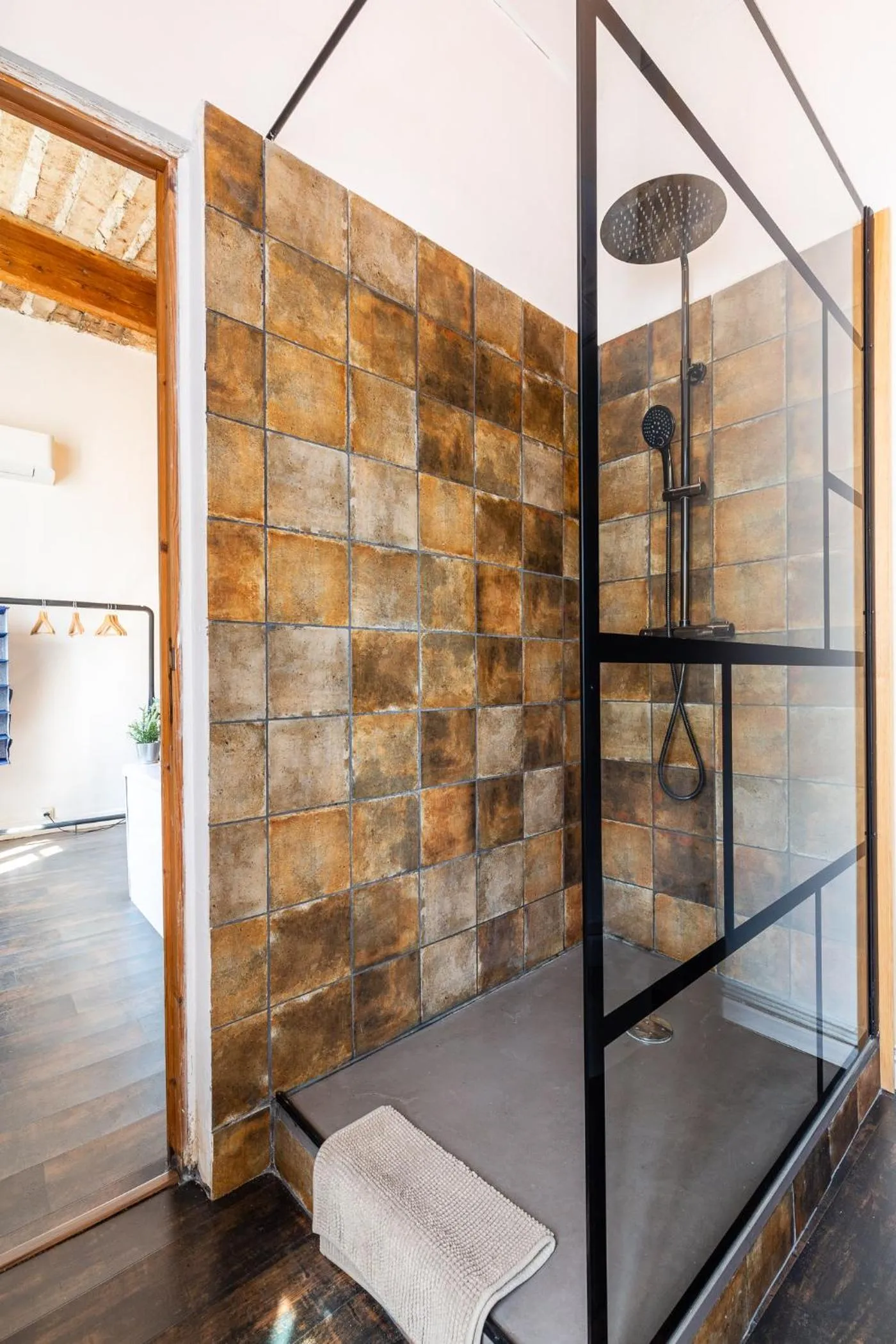 Shower in LE PANIER ENCHANTÉ - Suites & Loft - Terrasse et patio au dessus du Vieux Port