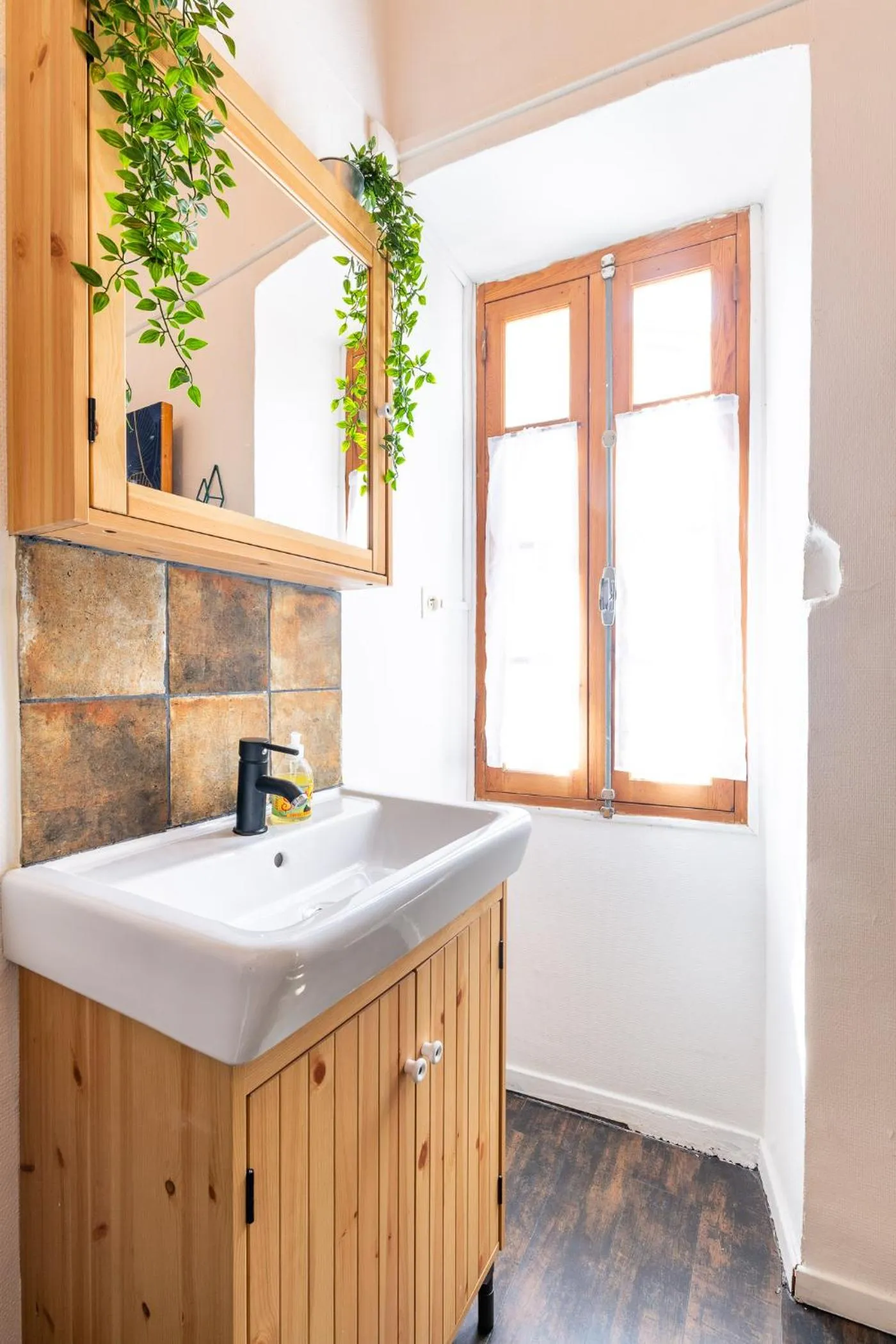 Bathroom in LE PANIER ENCHANTÉ - Suites & Loft - Terrasse et patio au dessus du Vieux Port