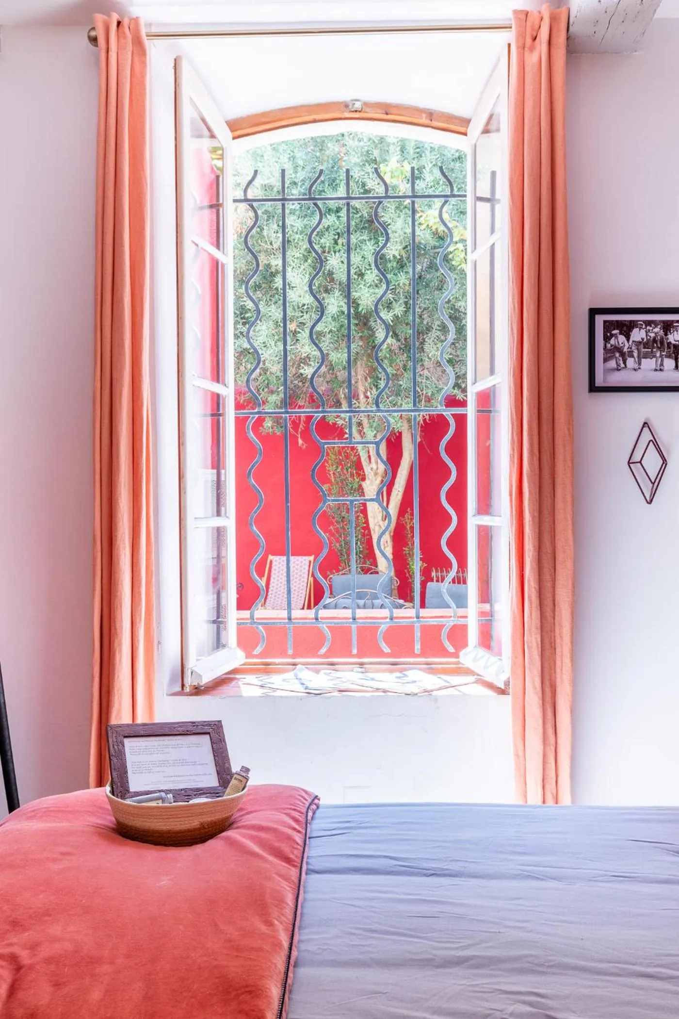 Bedroom, Bed in LE PANIER ENCHANTÉ - Suites & Loft - Terrasse et patio au dessus du Vieux Port