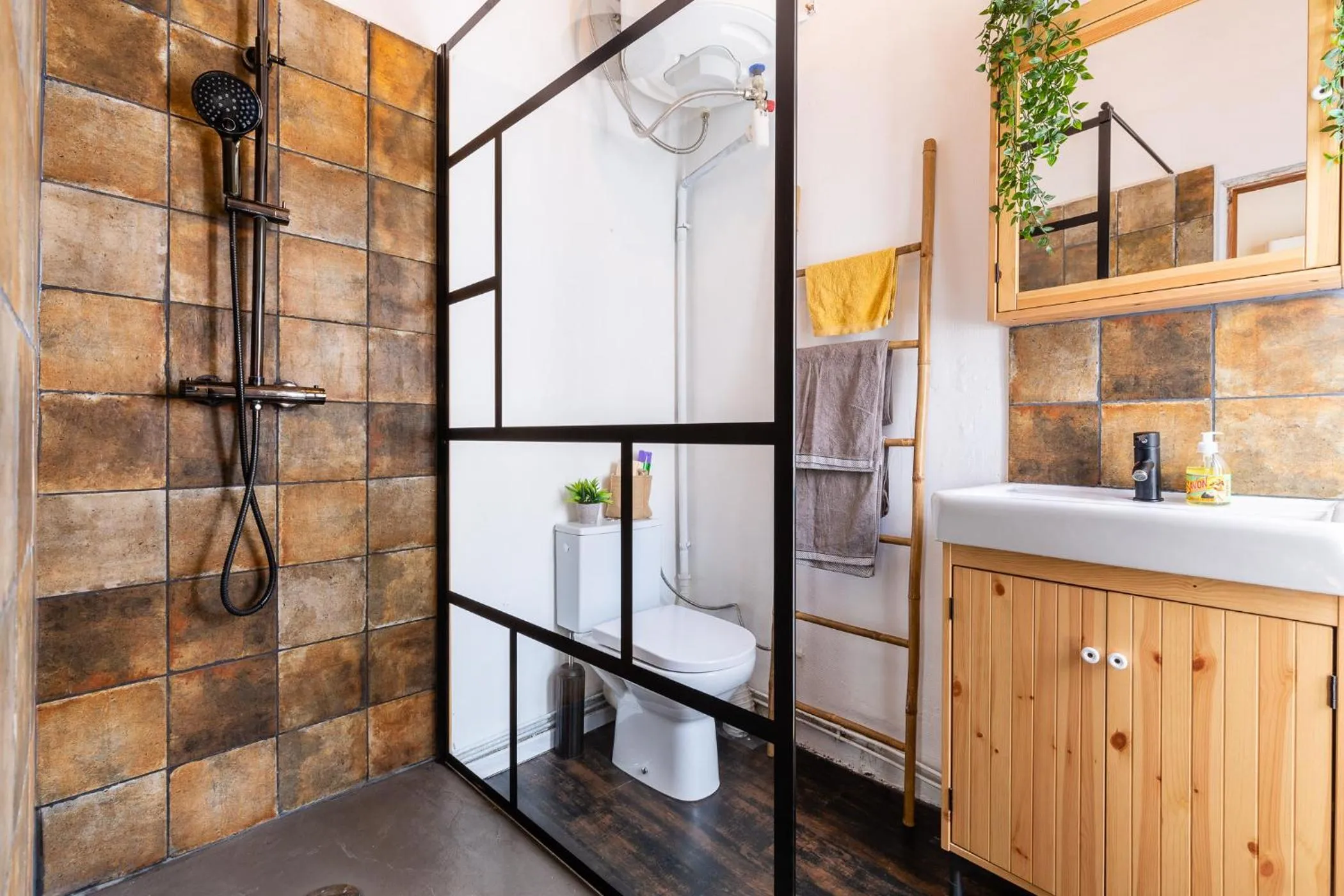 Shower in LE PANIER ENCHANTÉ - Suites & Loft - Terrasse et patio au dessus du Vieux Port