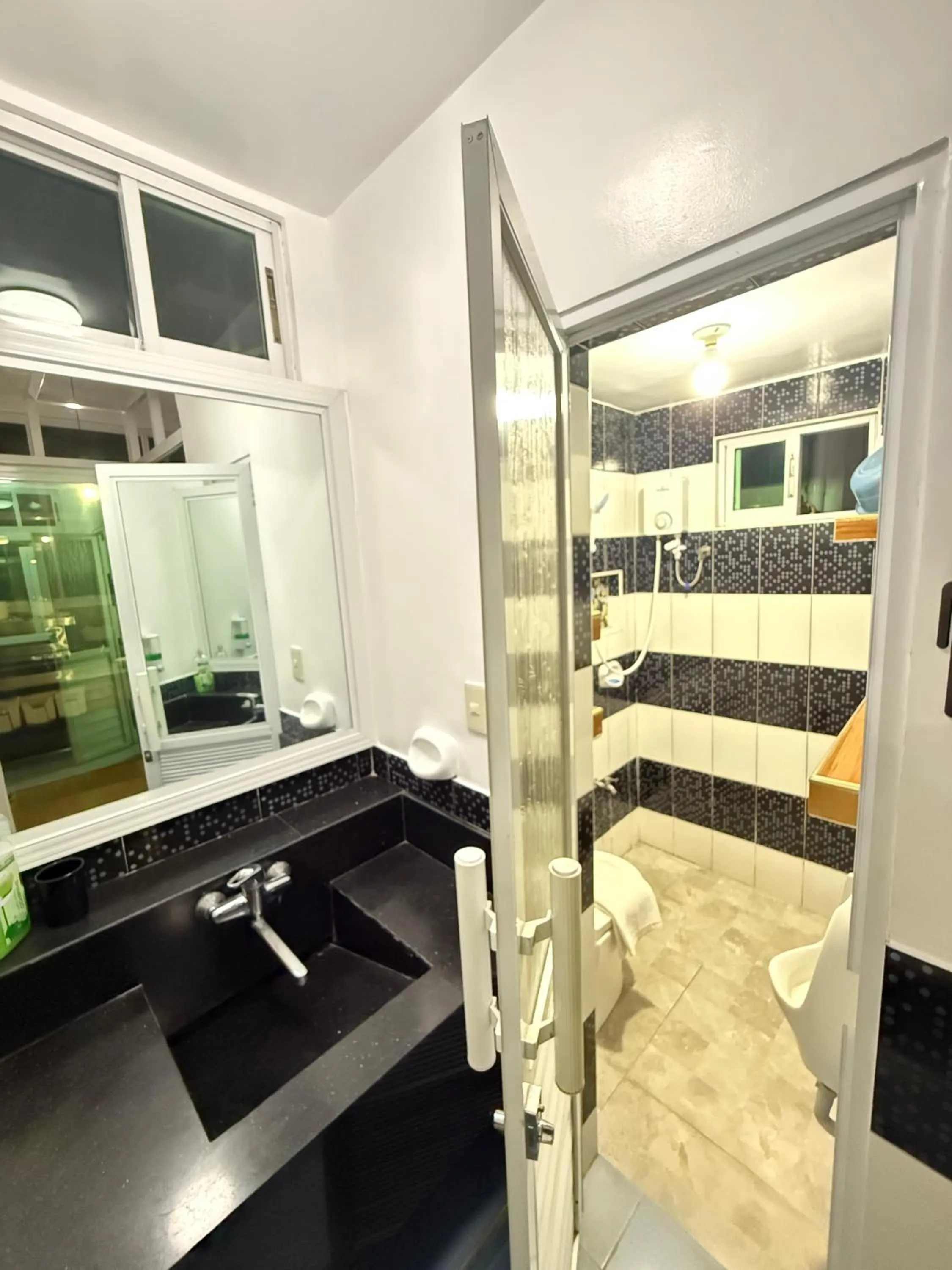 Shower in Italy Condotel Darasa