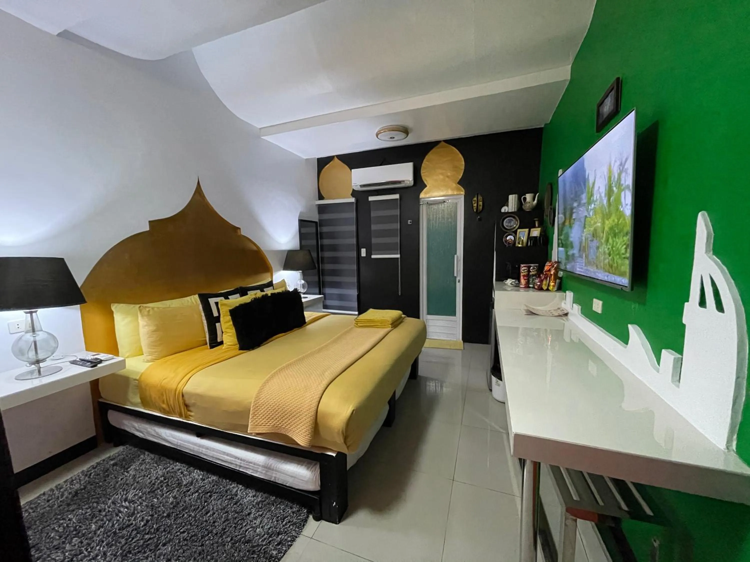 Photo of the whole room, Bed in Italy Condotel Darasa