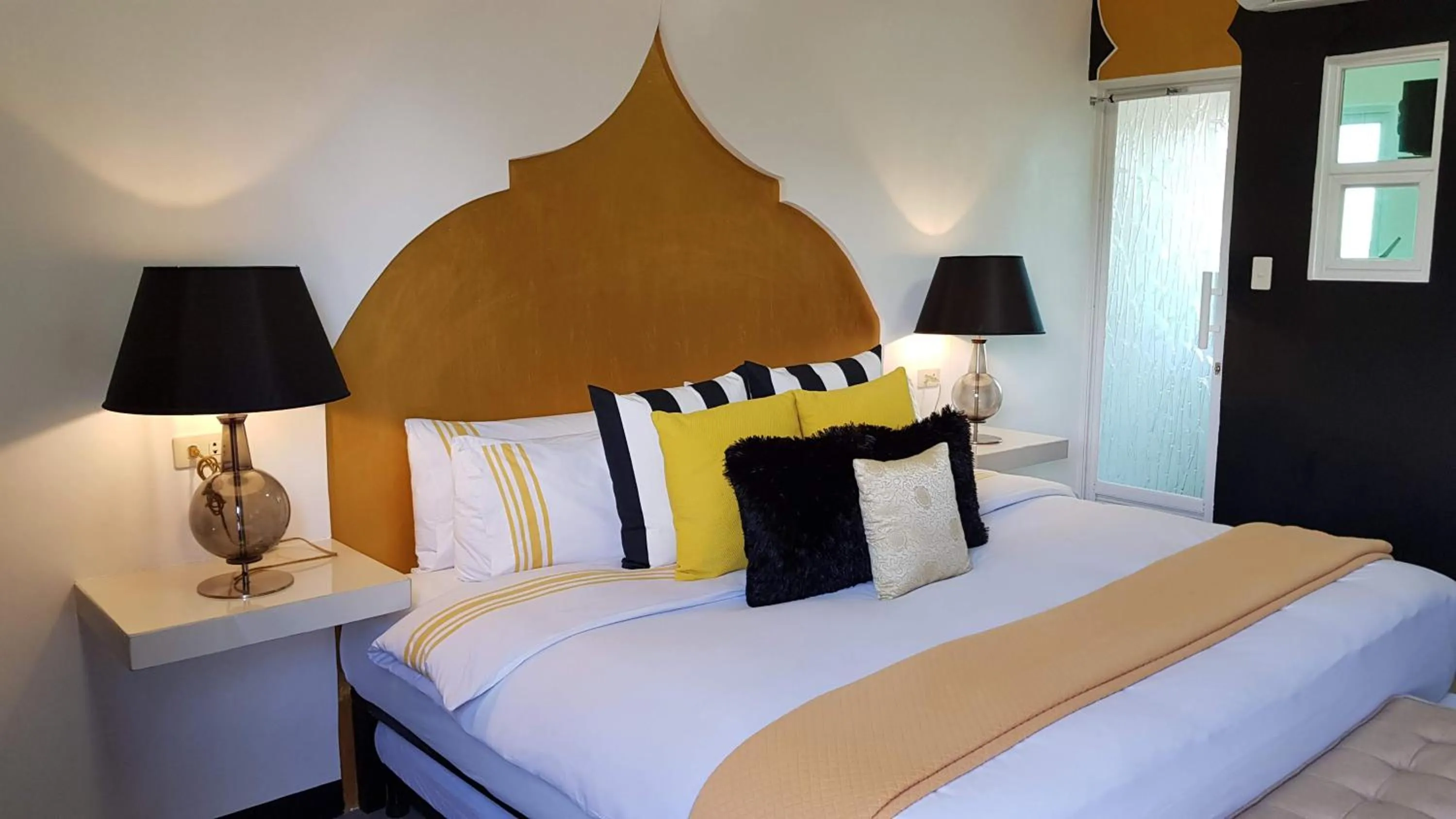 Photo of the whole room, Bed in Italy Condotel Darasa