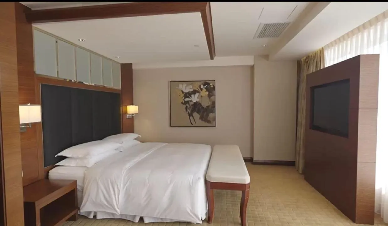 Photo of the whole room, Bed in Sheraton Changsha Hotel