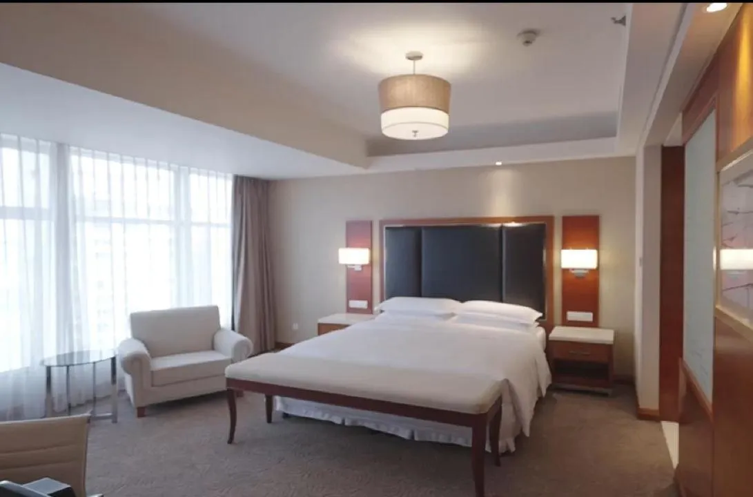 Photo of the whole room, Bed in Sheraton Changsha Hotel