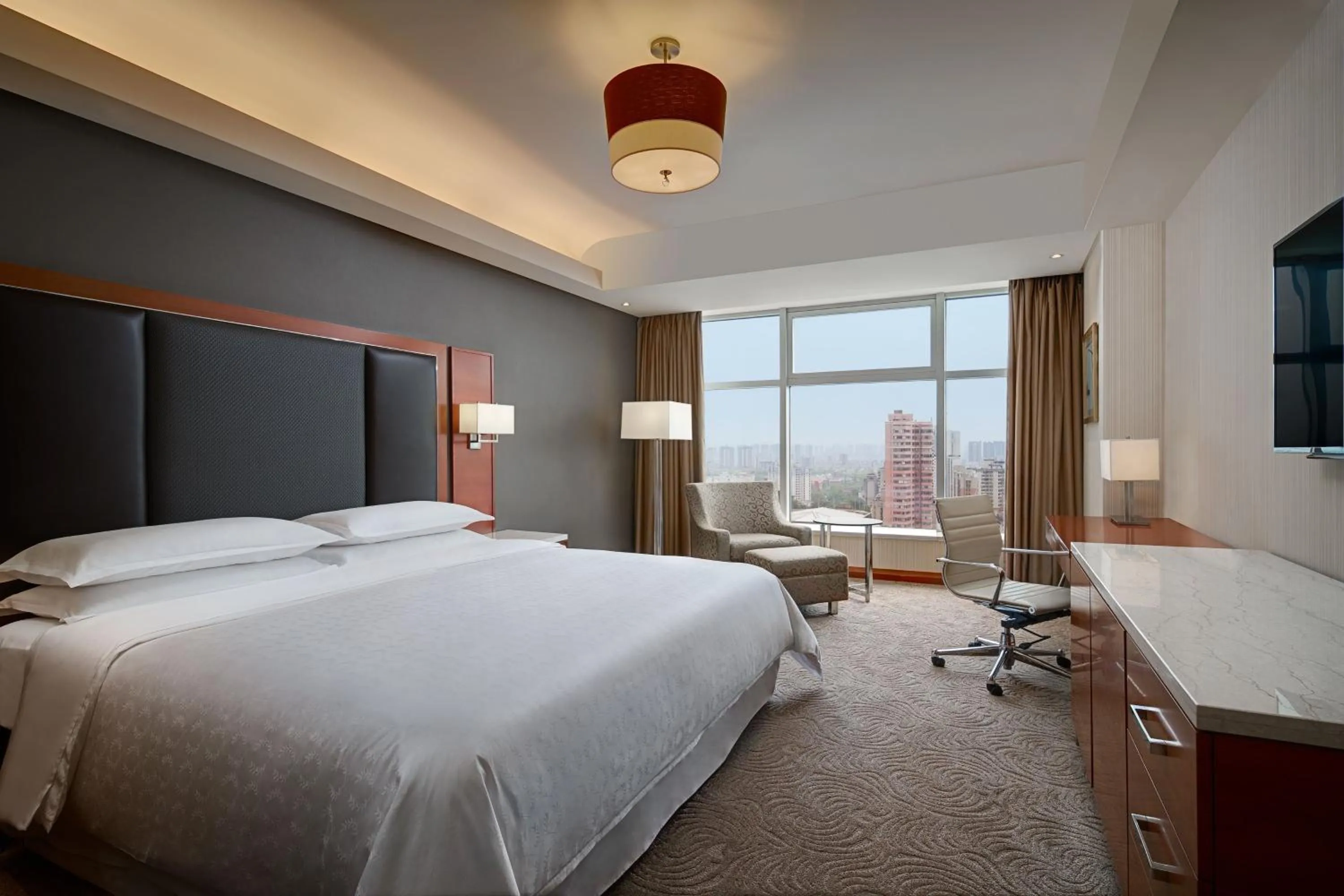 Photo of the whole room, Bed in Sheraton Changsha Hotel