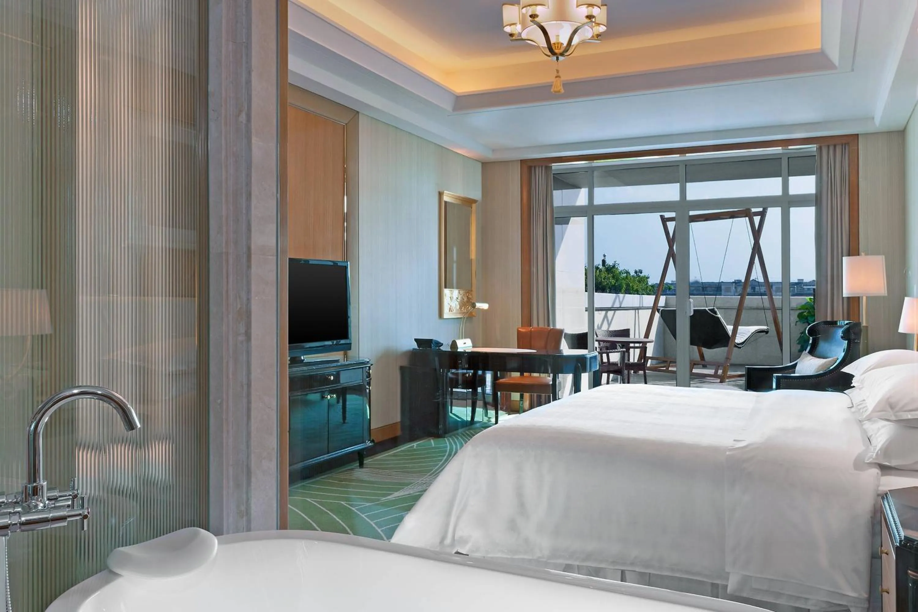 Photo of the whole room, Bed in Sheraton Changzhou Wujin Hotel