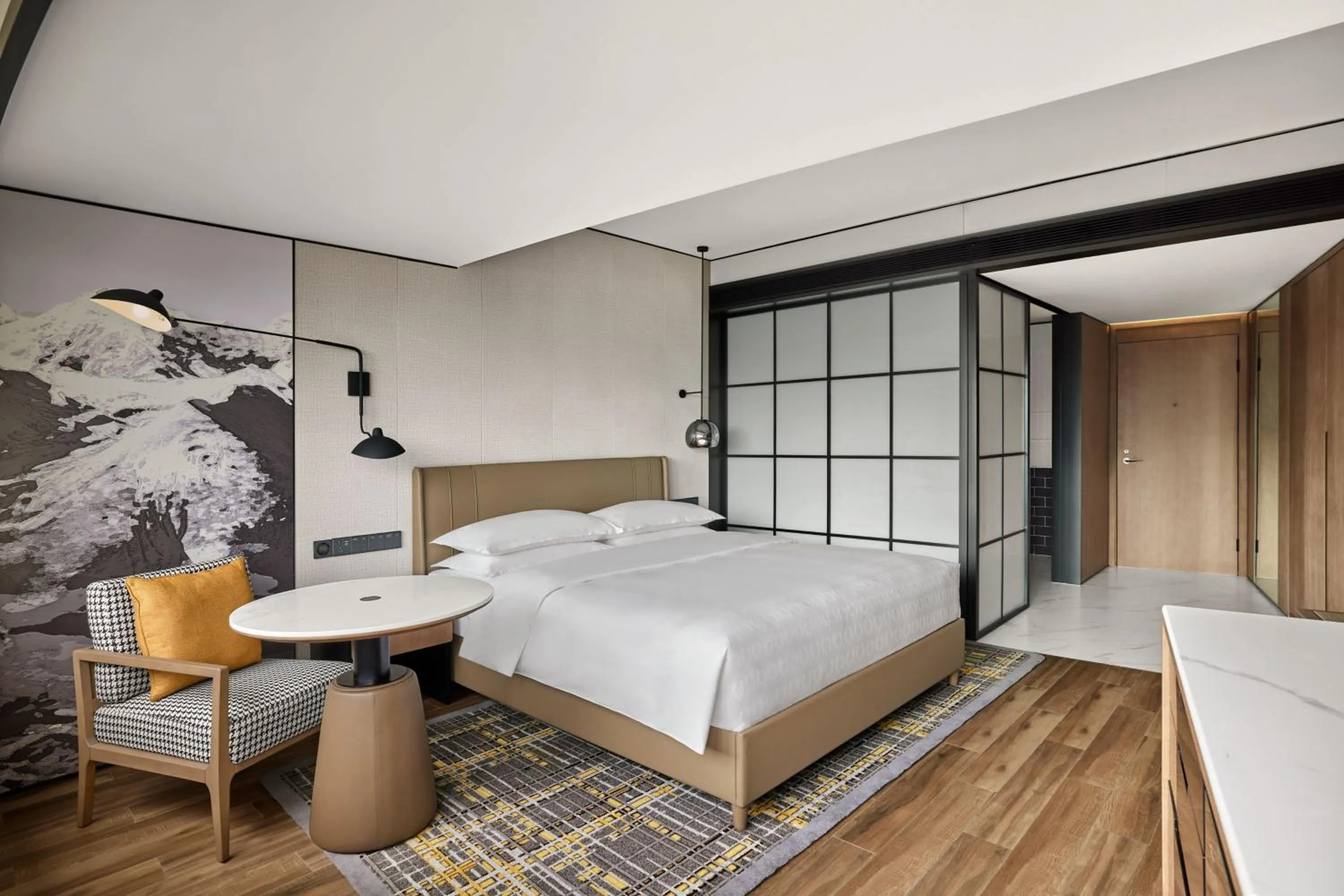 Photo of the whole room, Bed in Sheraton Chengdu Lido Hotel