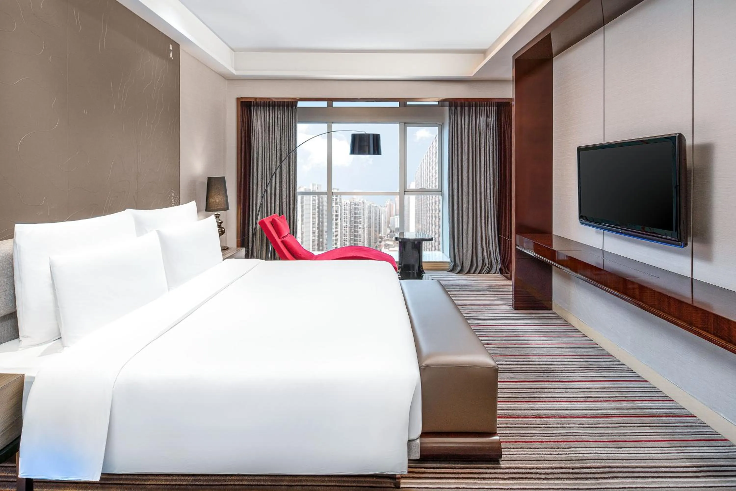 Photo of the whole room, Bed in Le Meridien Chongqing Nan'an