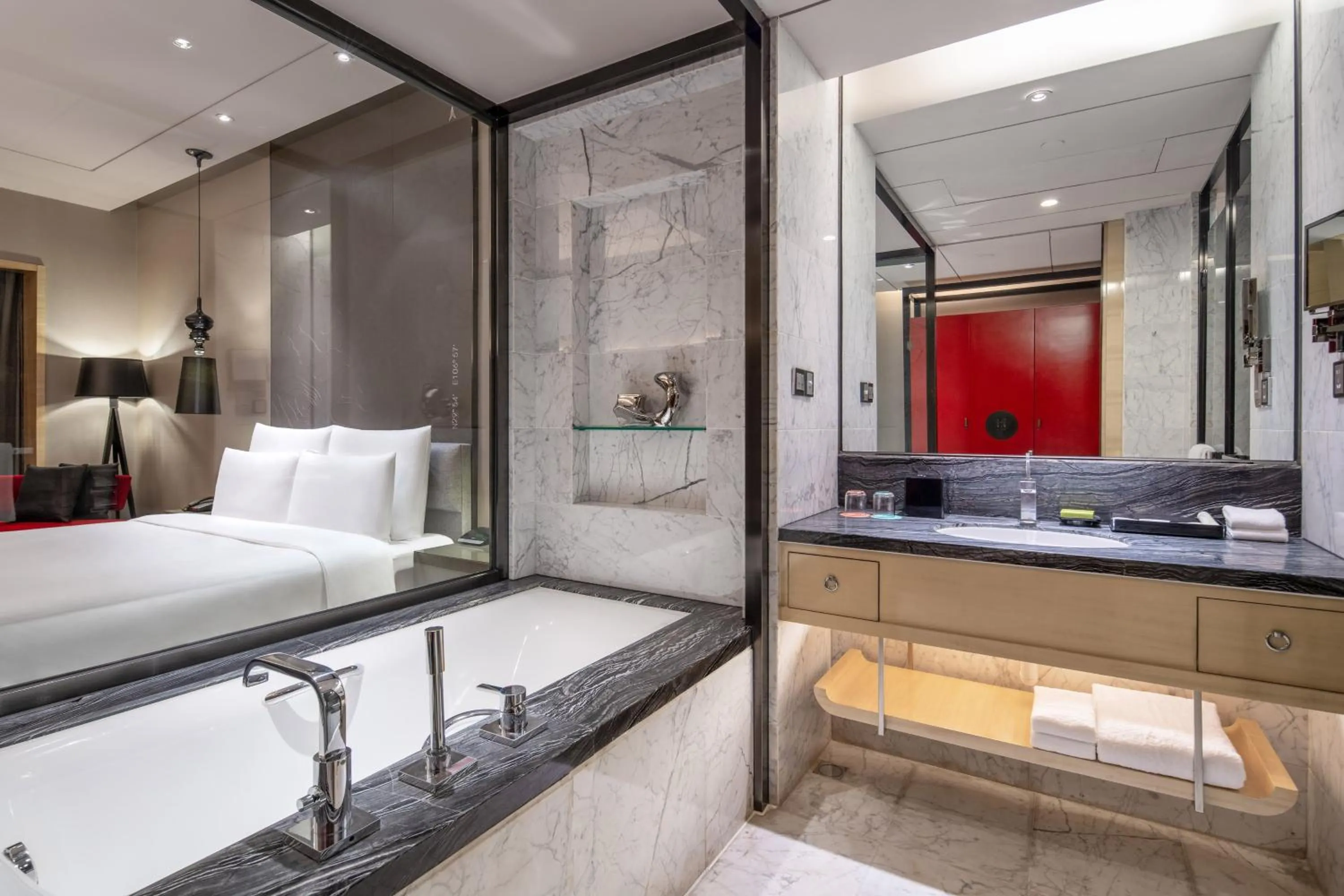 Bathroom, Bed in Le Meridien Chongqing Nan'an