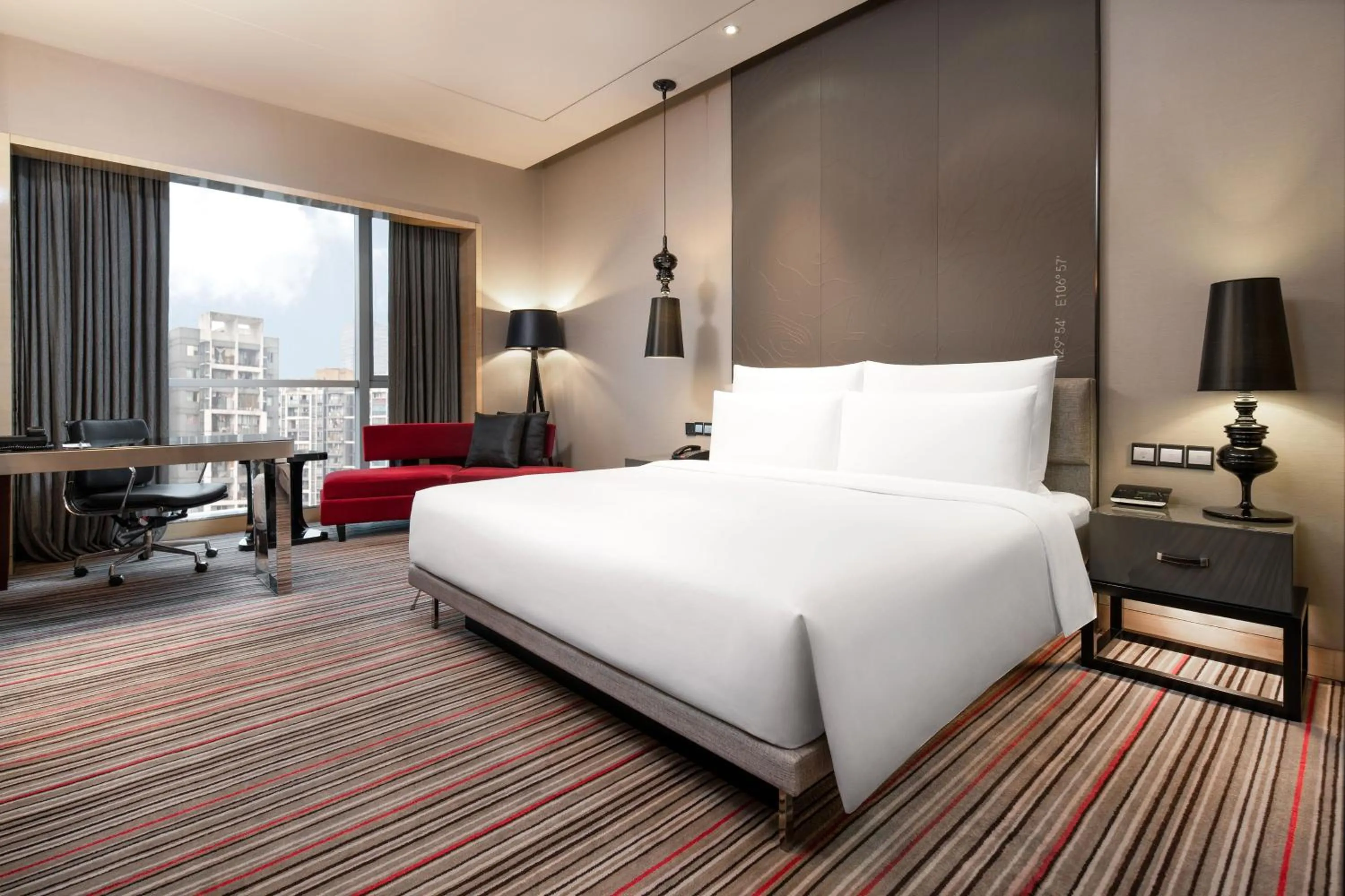 Photo of the whole room, Bed in Le Meridien Chongqing Nan'an