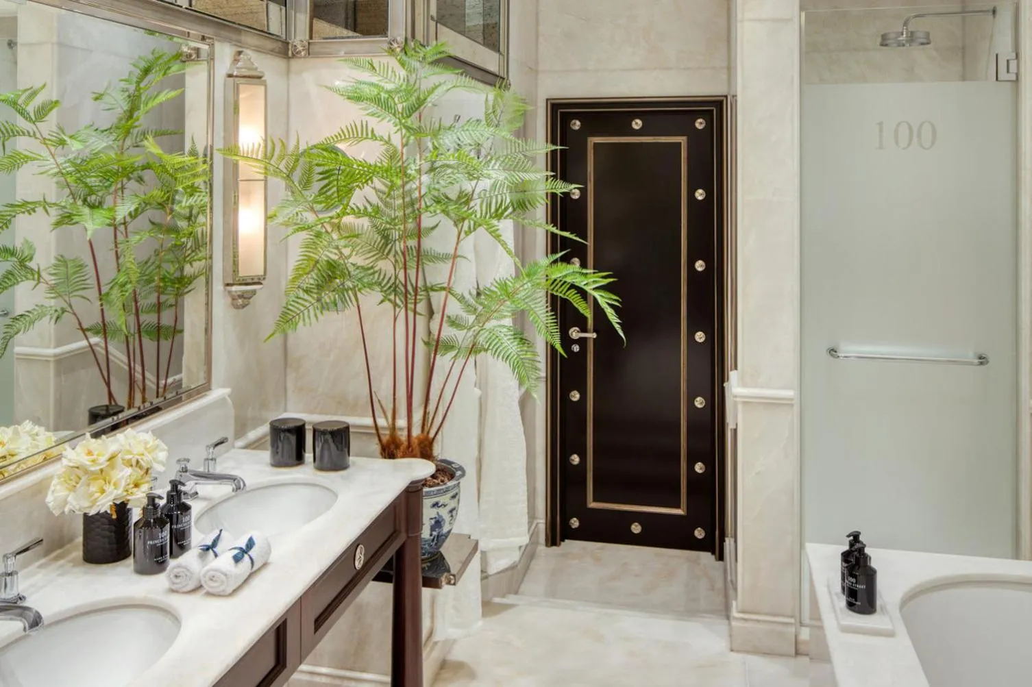 Photo of the whole room in 100 Princes Street