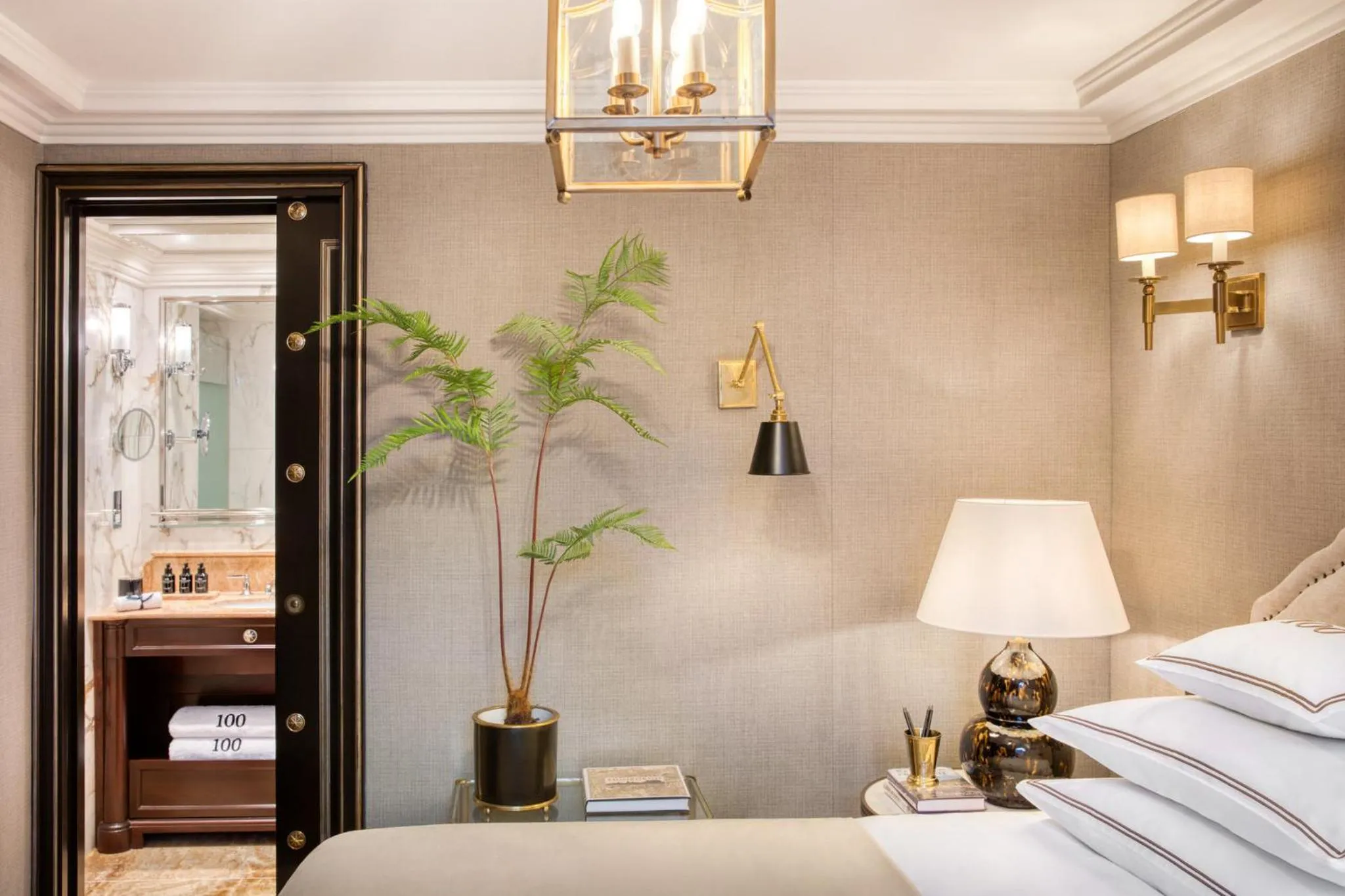 Photo of the whole room, Bed in 100 Princes Street