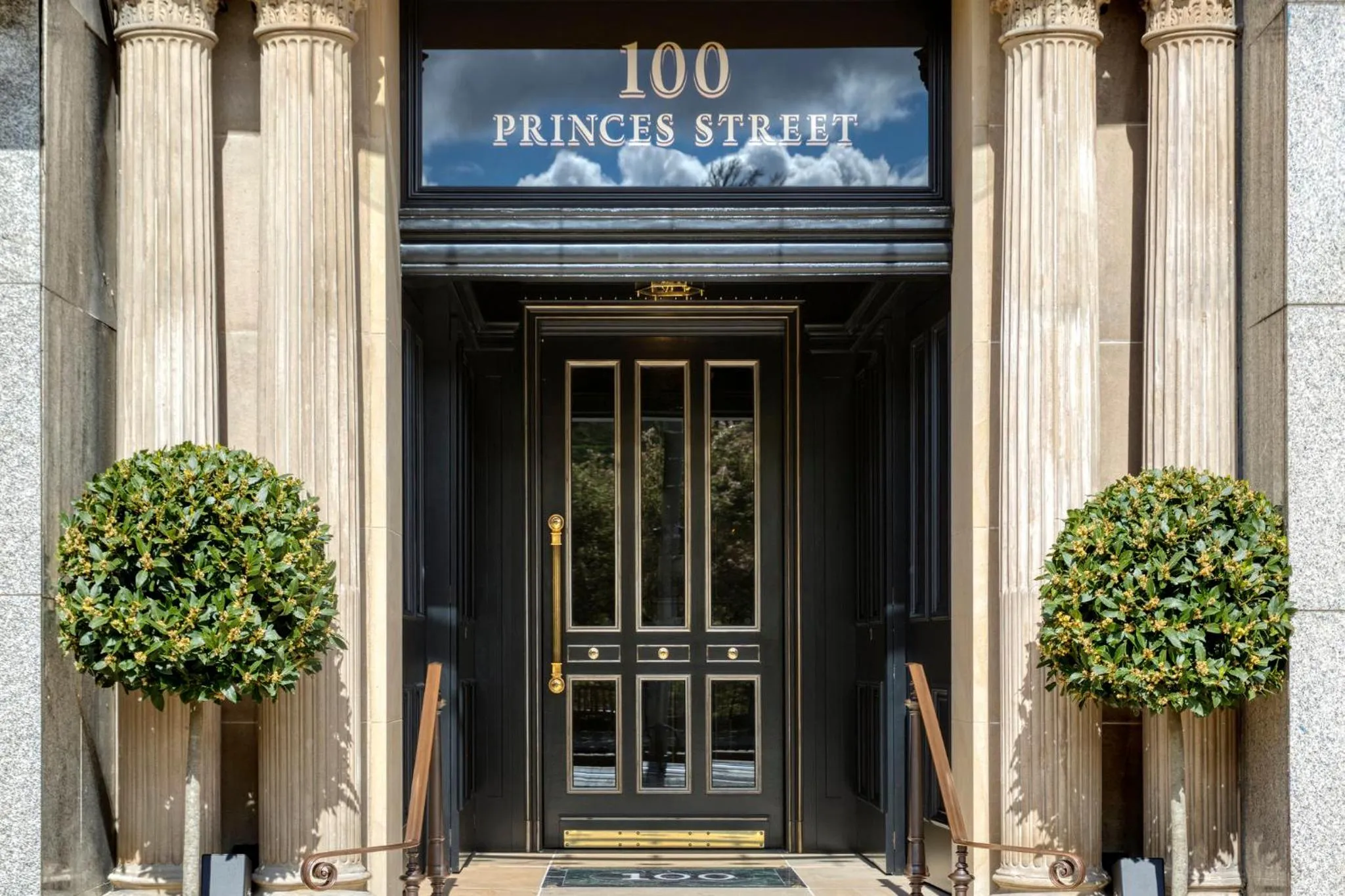 Facade/entrance in 100 Princes Street