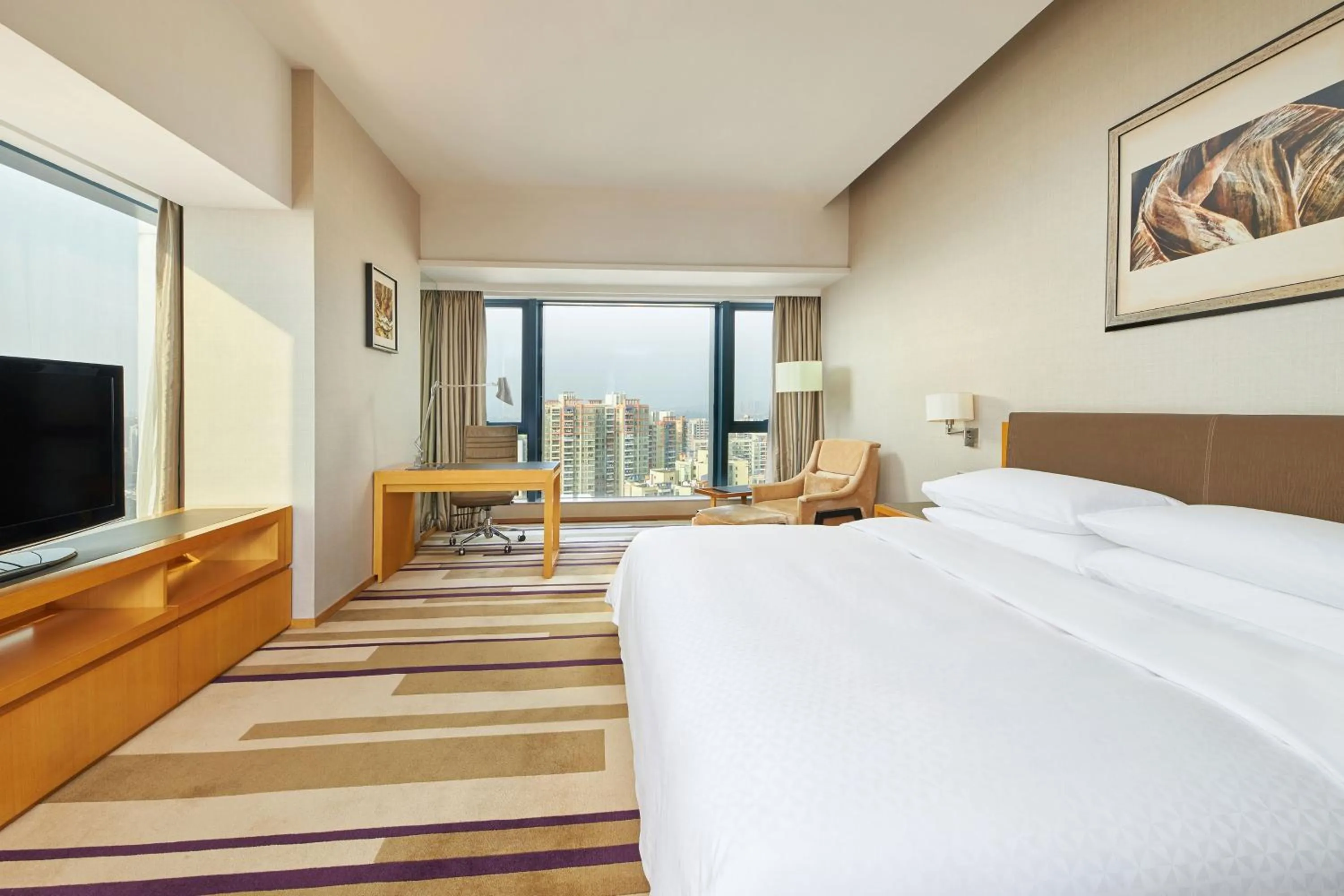 Photo of the whole room, Bed in Four Points by Sheraton Guangzhou Financial City, Tianhe
