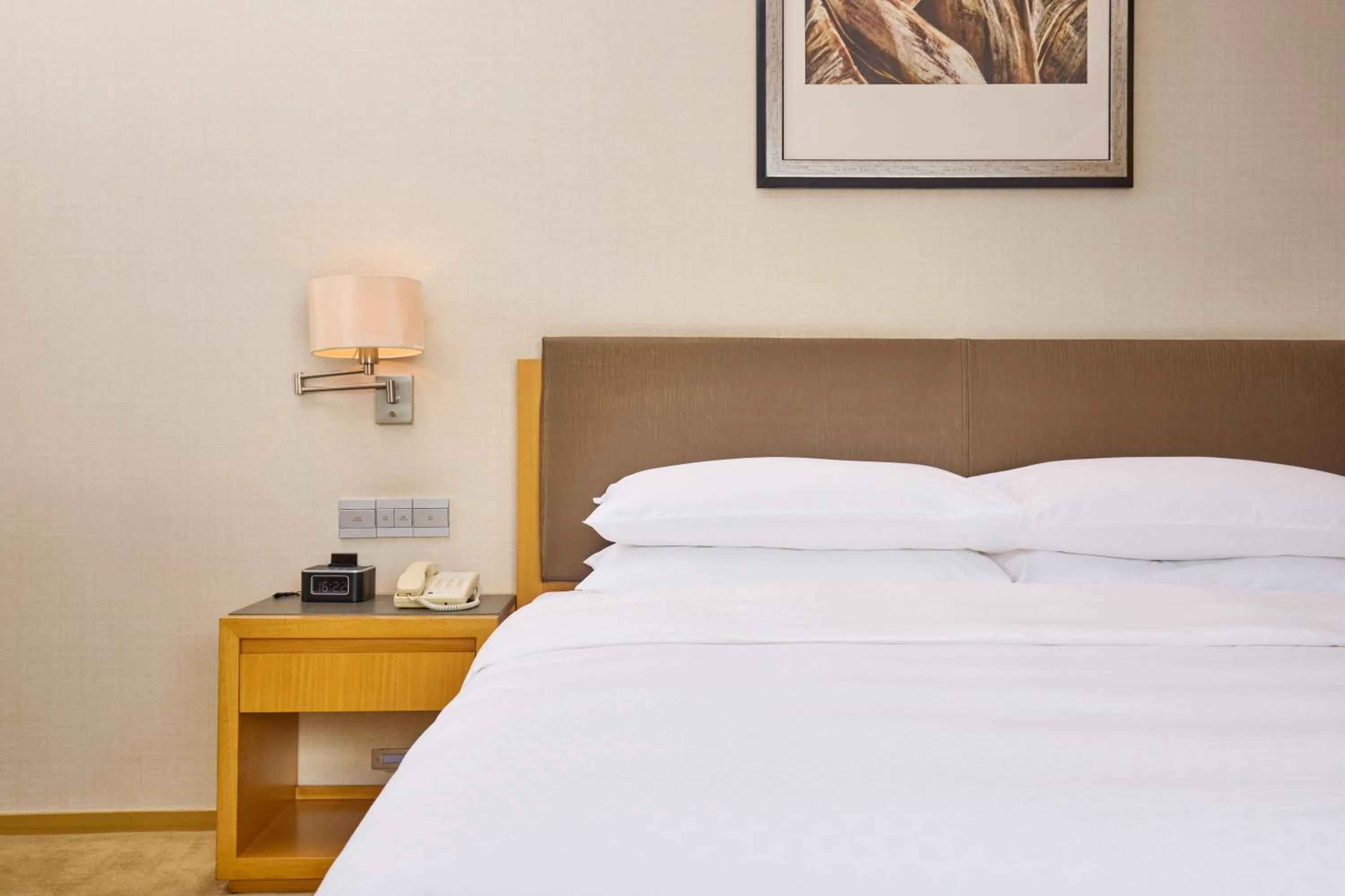 Bedroom, Bed in Four Points by Sheraton Guangzhou Financial City, Tianhe