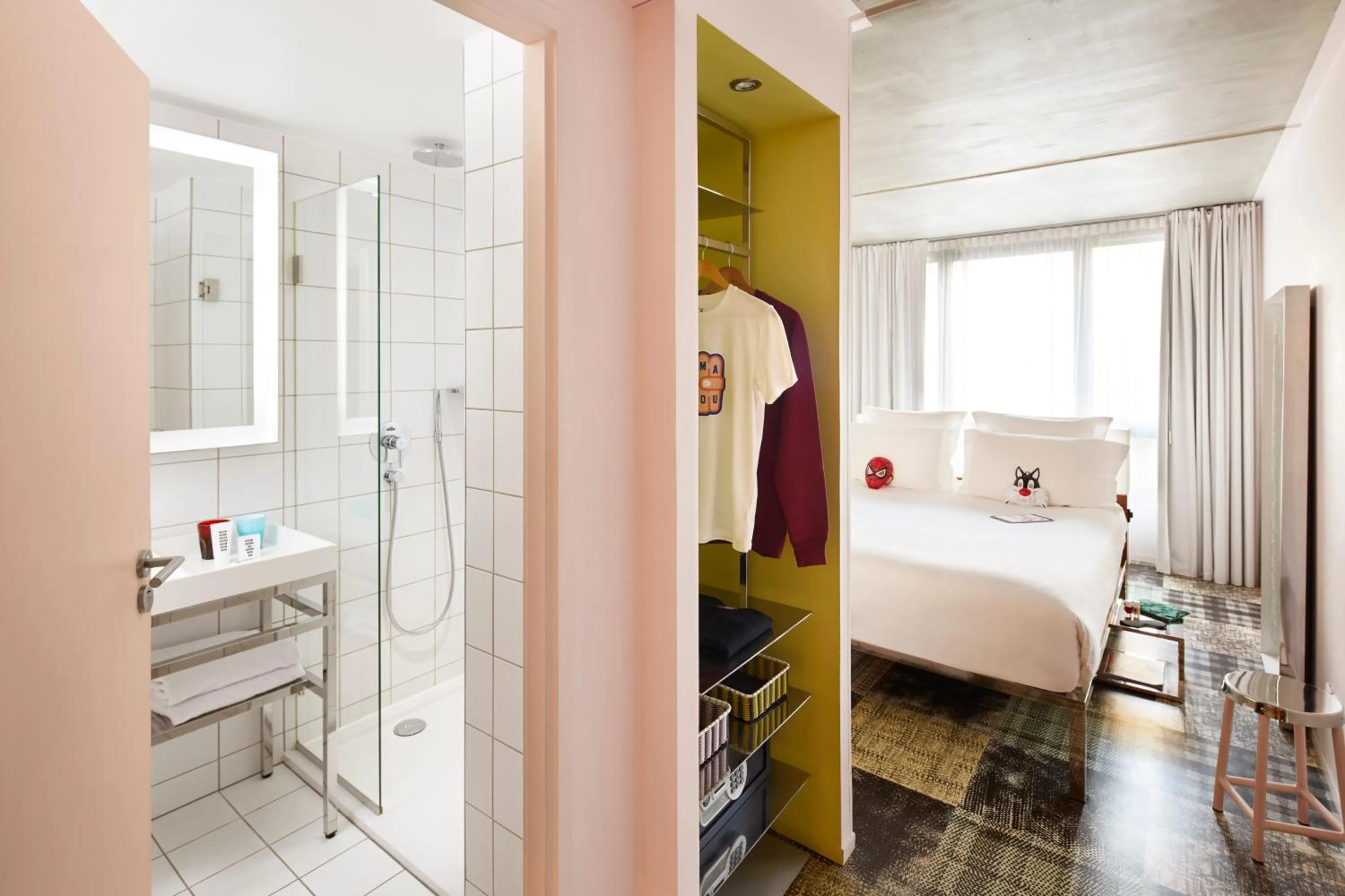 Bathroom, Bed in Mama Shelter Marseille
