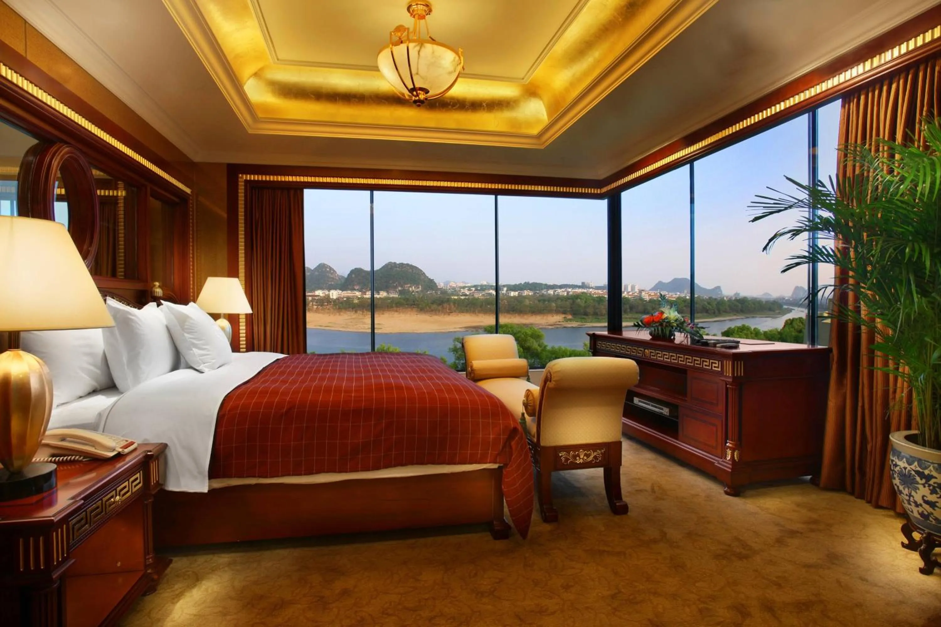 Photo of the whole room, Bed in Sheraton Guilin Hotel