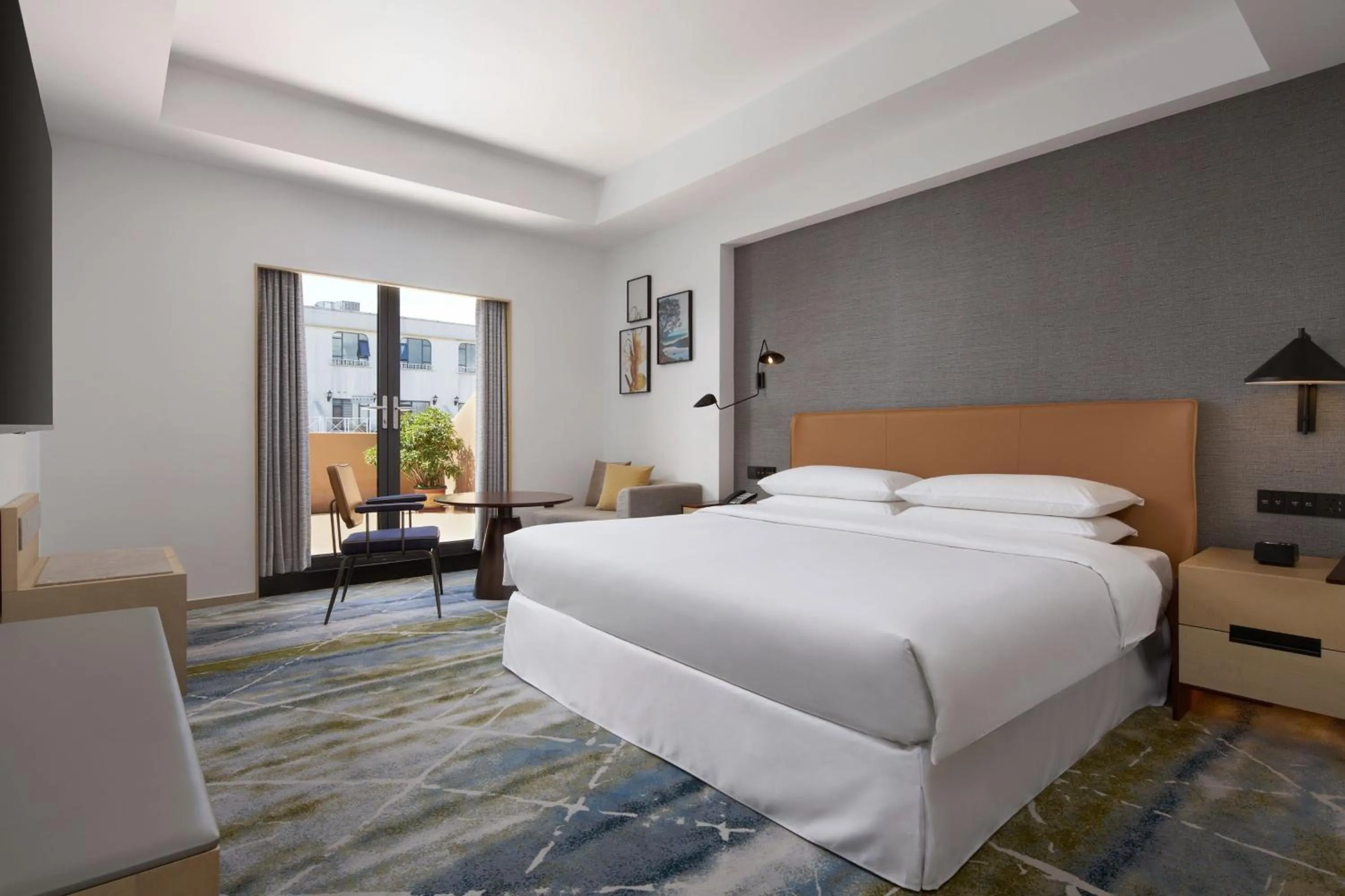 Photo of the whole room, Bed in Sheraton Guilin Hotel