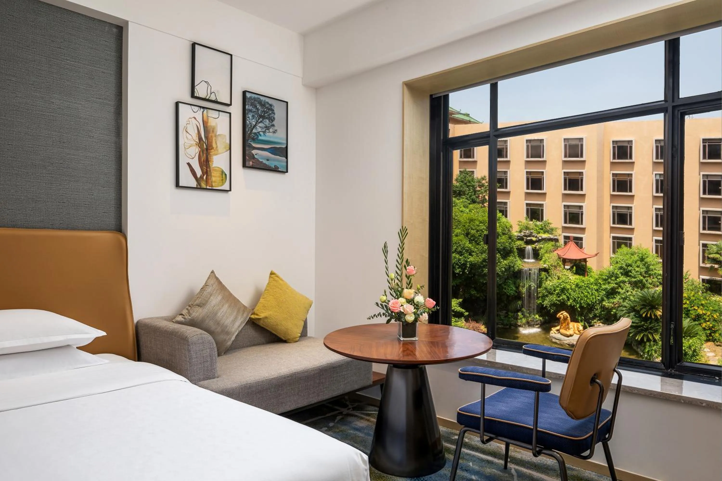 Photo of the whole room, Bed in Sheraton Guilin Hotel