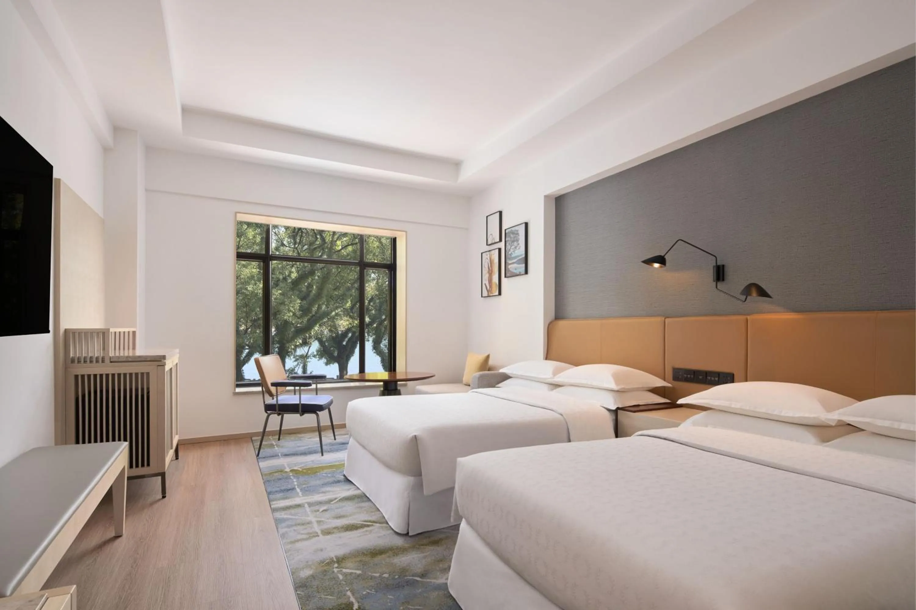 Photo of the whole room, Bed in Sheraton Guilin Hotel