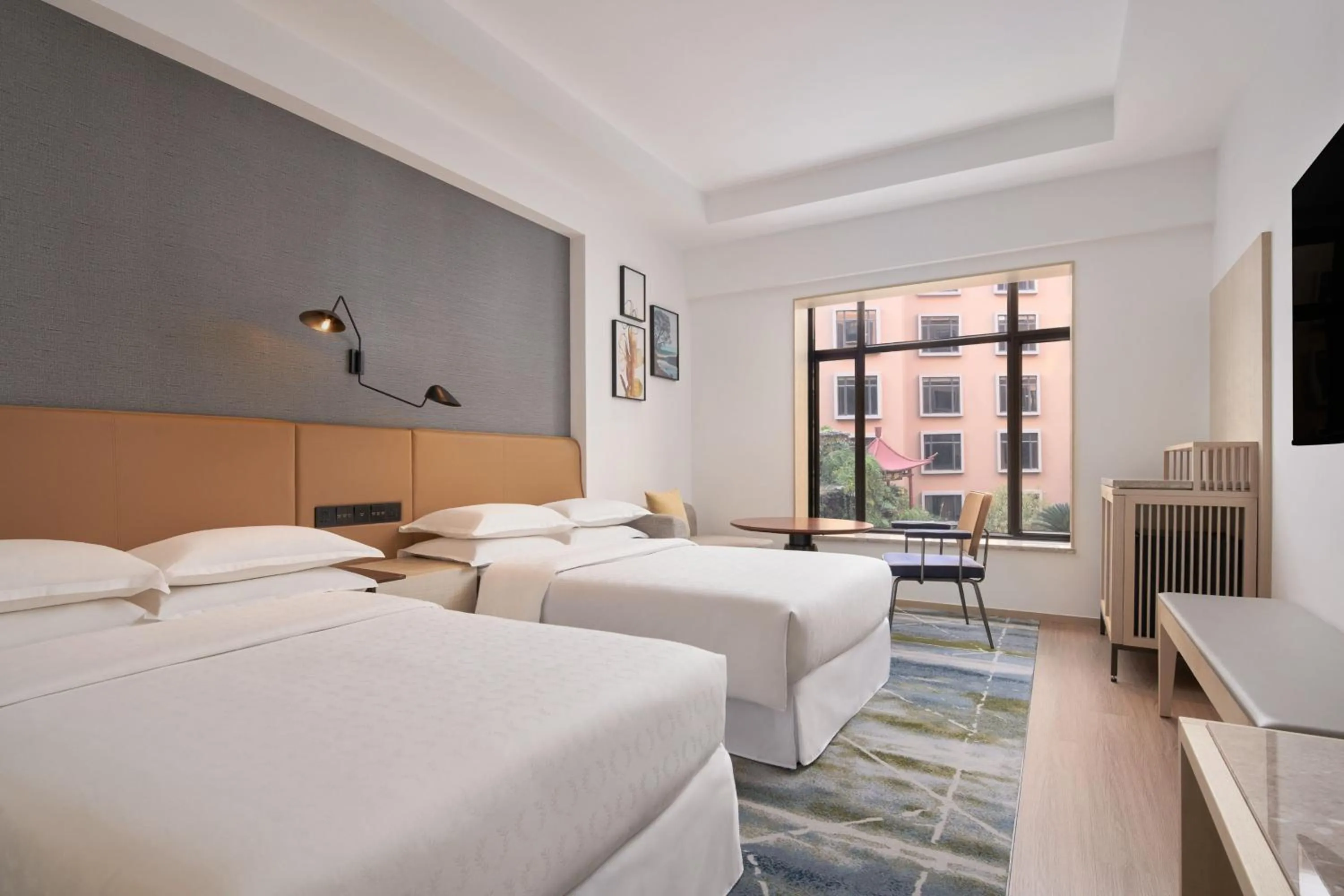 Photo of the whole room, Bed in Sheraton Guilin Hotel